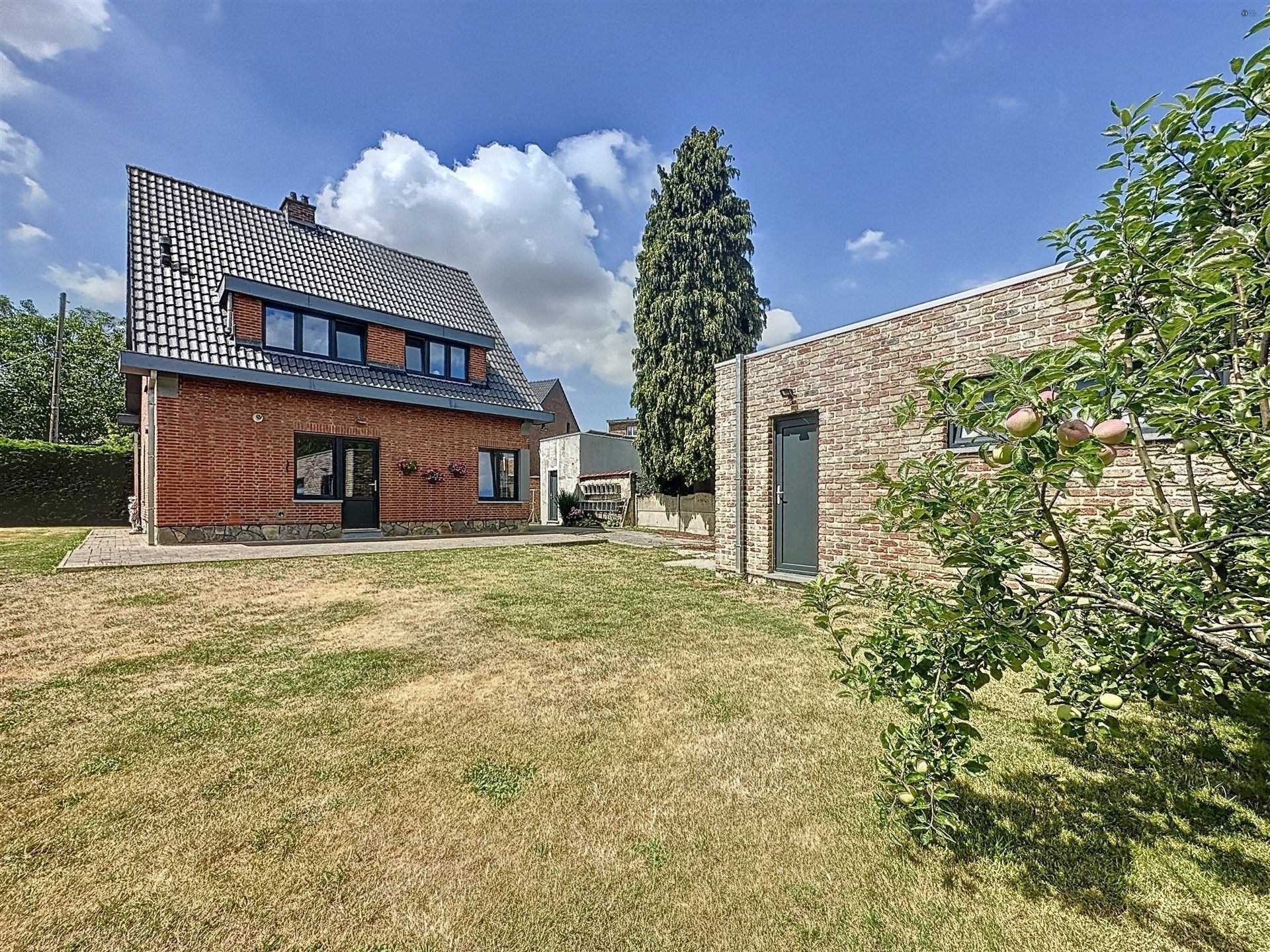 Instapklare woning met 4 slp en garage op perceel van 785m² foto 9