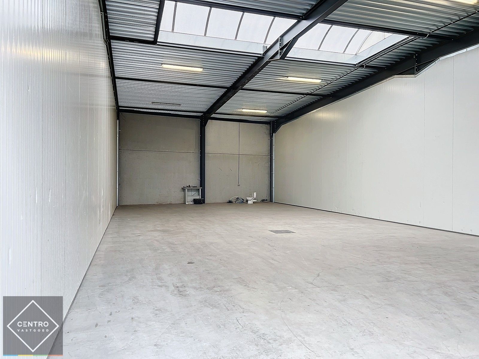 Recente instapklare loods van 257m² TE HUUR met sectionale poort en 2 parkeerplaatsen te Zwevezele (Wingene) ! foto 9