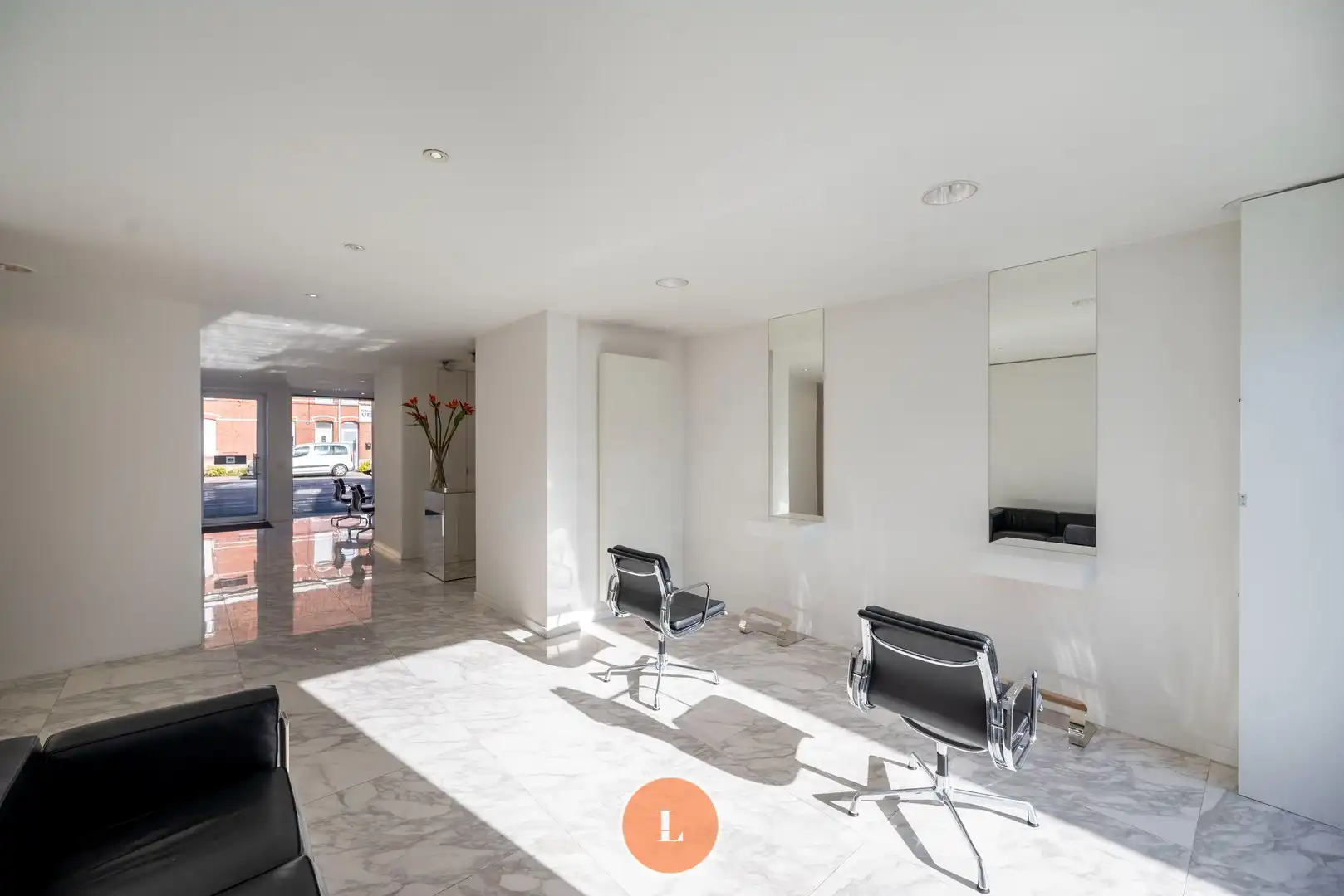 Woonhuis gedeeltelijk ingericht als kapperszaak en gemakkelijk te veranderen in trendy woning foto 8