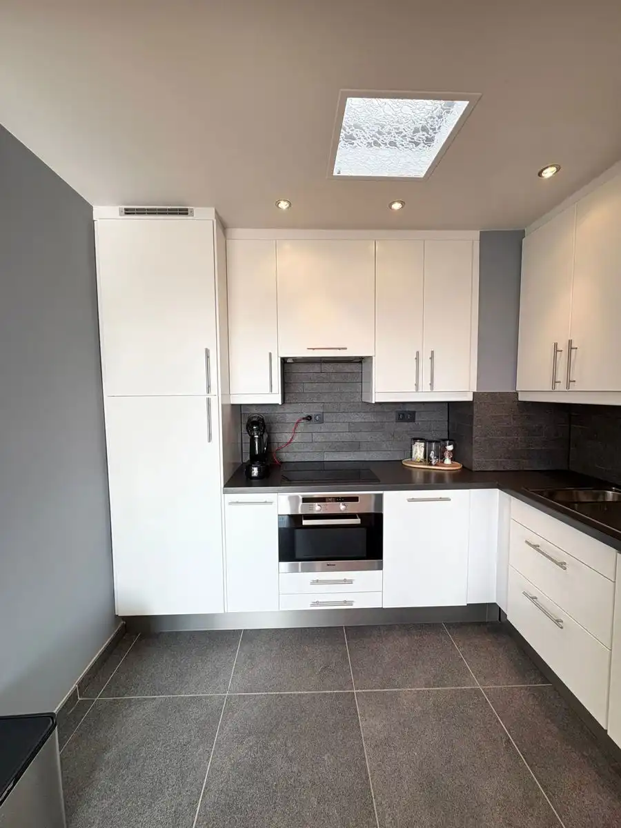 Luxueus afgewerkt en volledig gerenoveerd 2-slpk app. foto 3