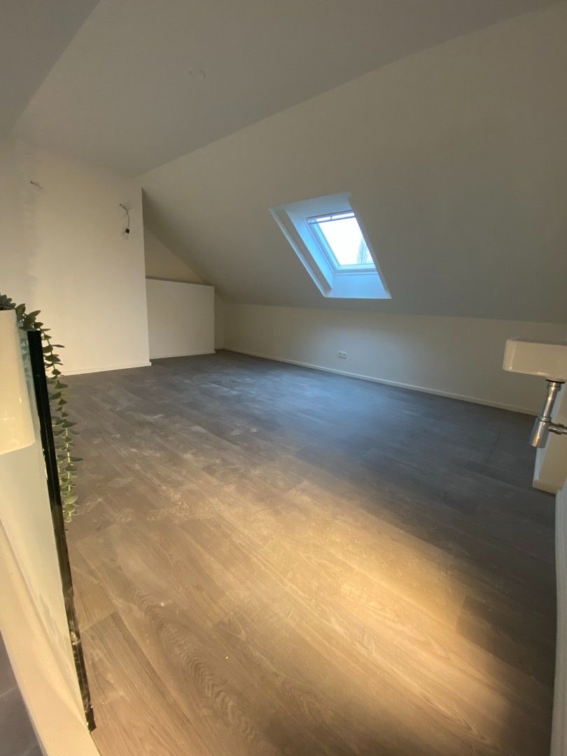 Modern dakappartement in loftstijl met terras – centrum Aarschot foto 8