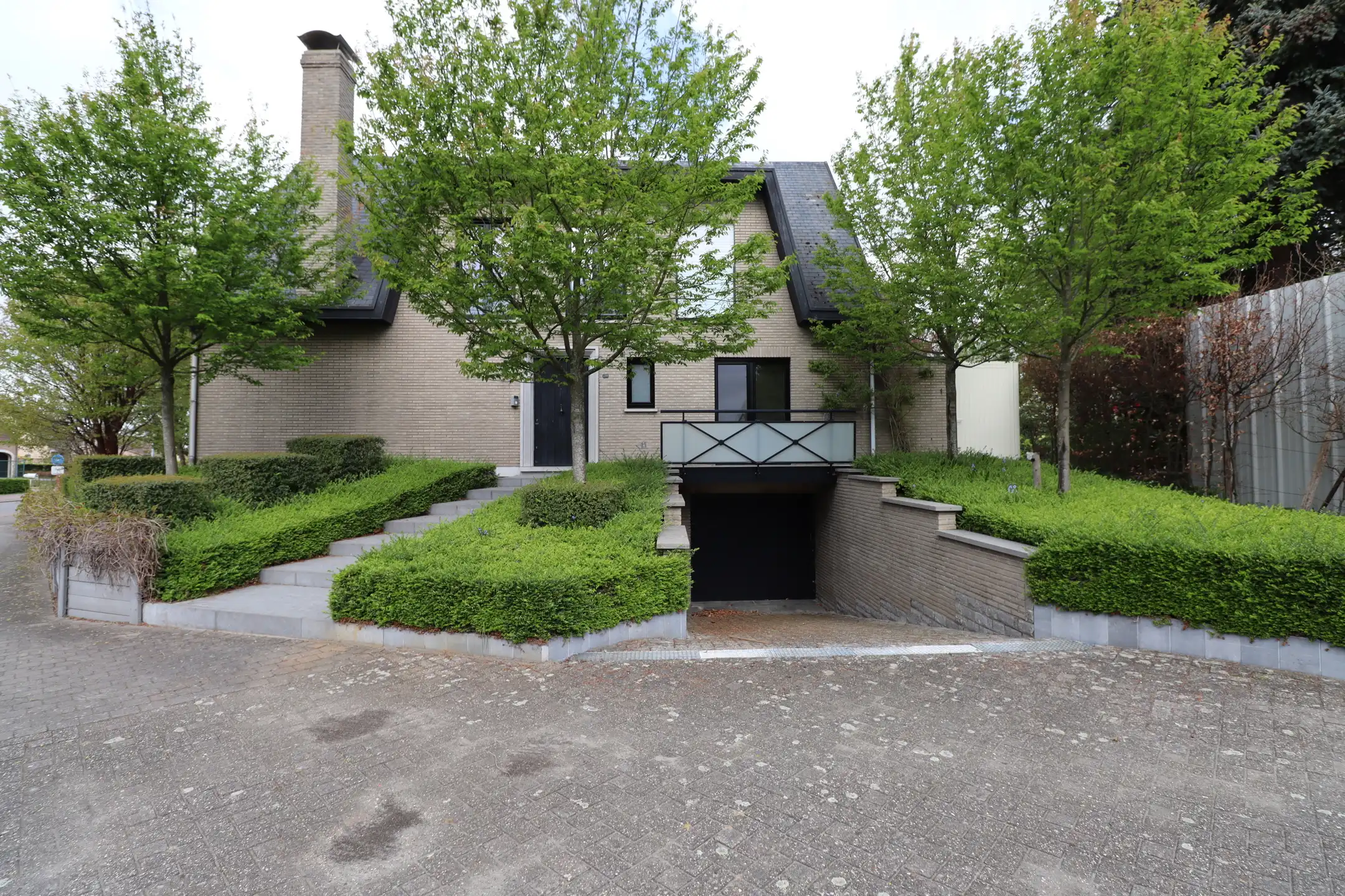 Ruim huis met tuin en Garage foto {{pictureIndex}}