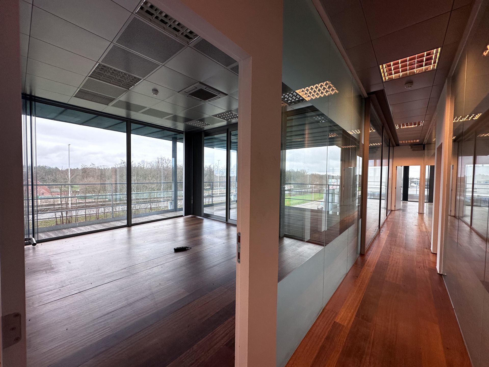 Modern Kantoor met Uitzicht en Strategische Ligging foto 6