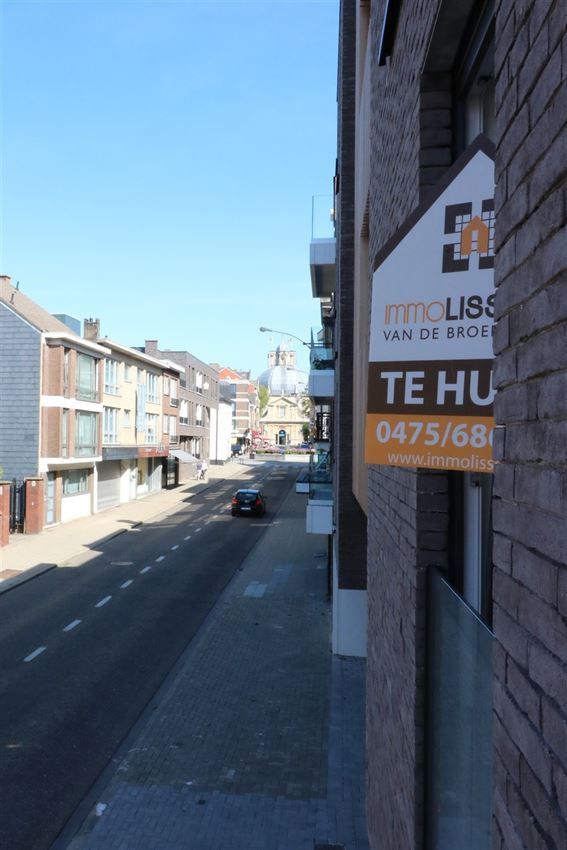Heel recent gebouw, lift, terras, garage, 1 grote slpk. foto 13