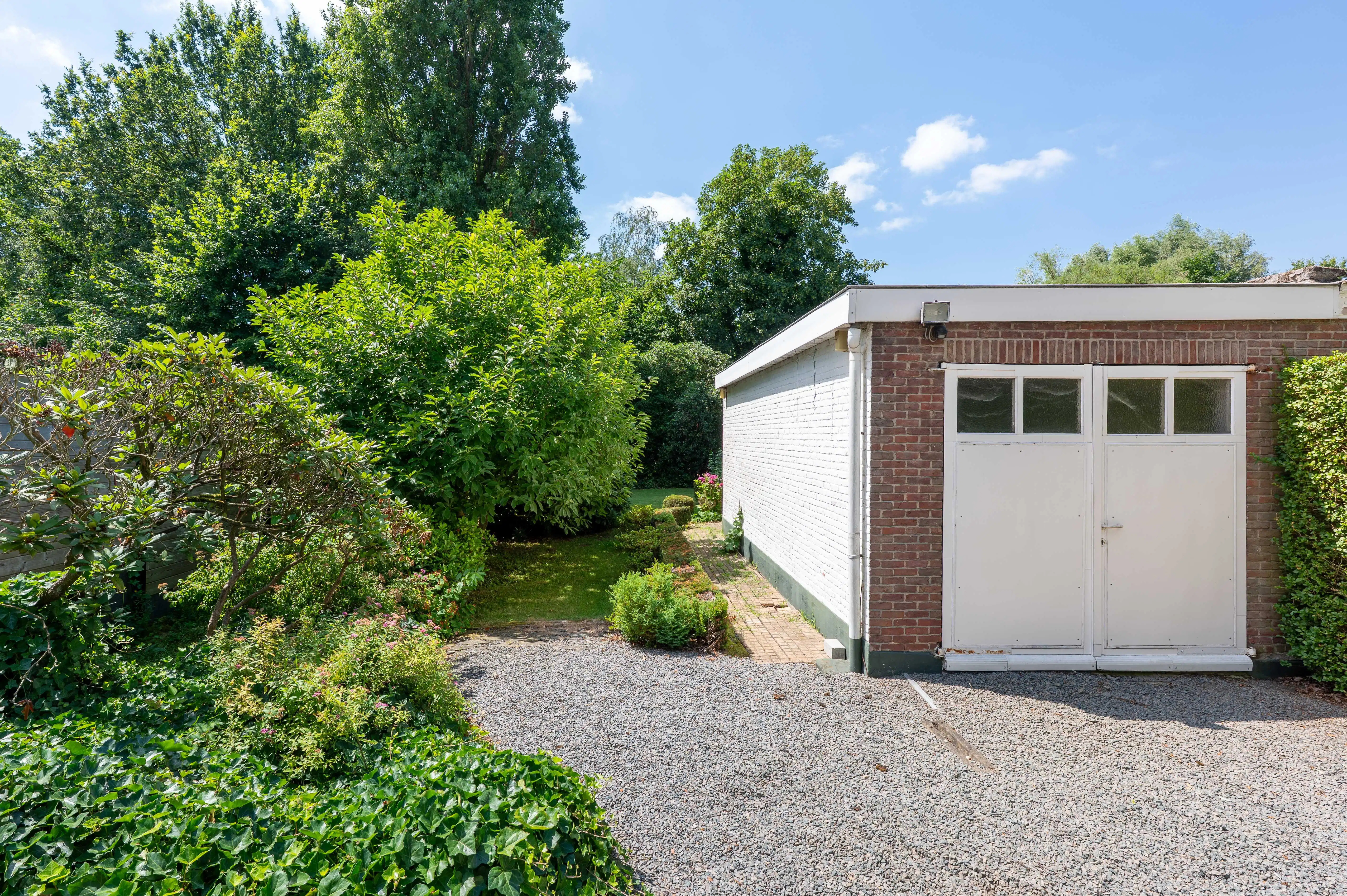 Halfopen bebouwing met veel potentieel, zonnige tuin en garage in Kapellen! foto 25