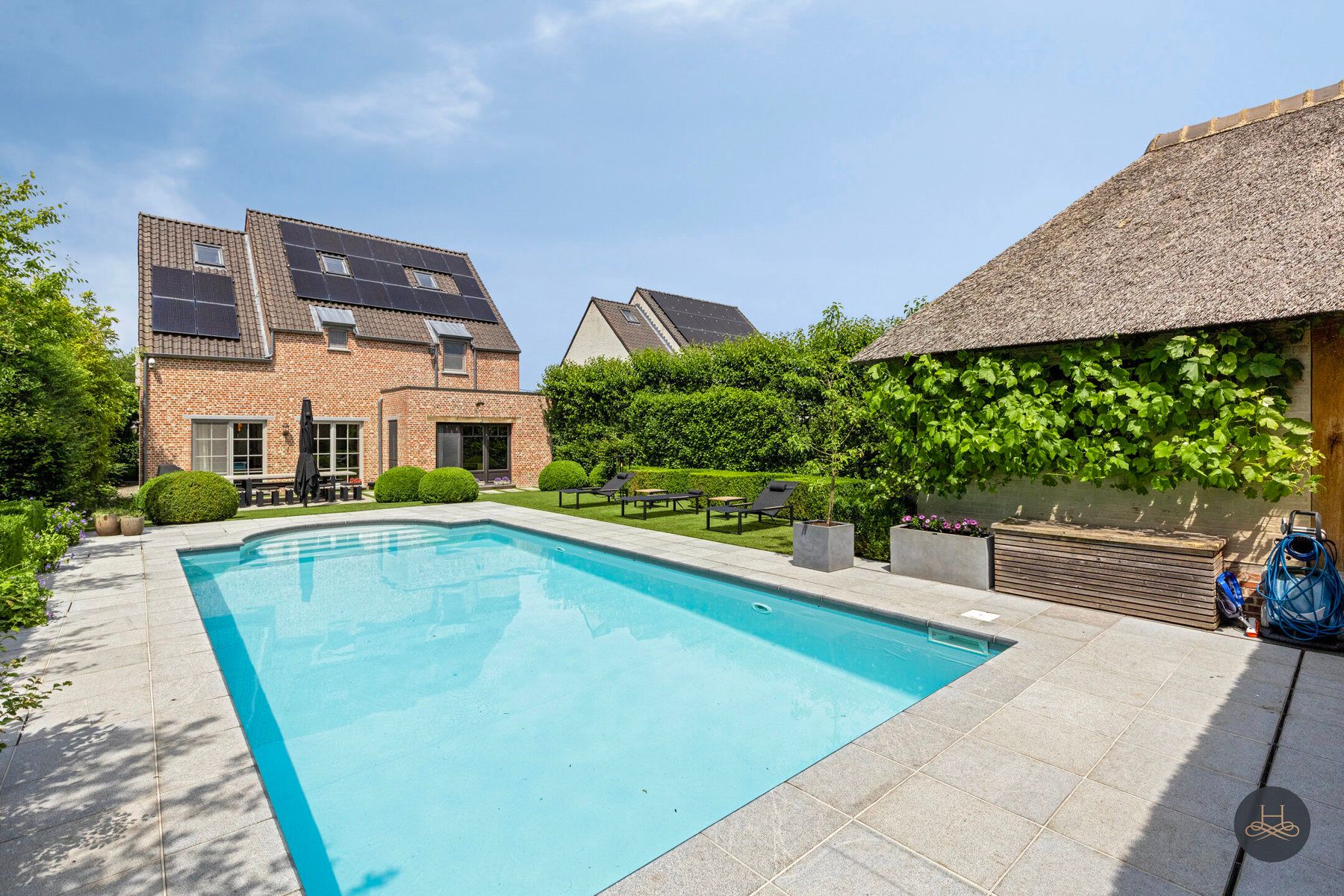 Instapklare villa met prachtig aangelegde tuin en zwembad foto {{pictureIndex}}