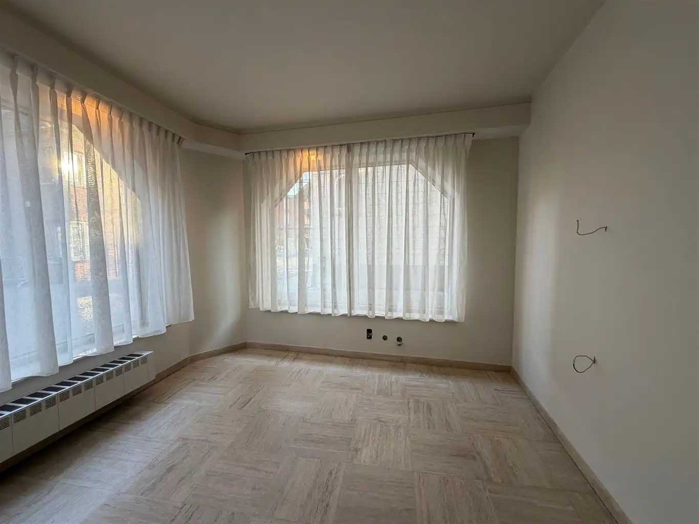 Instapklare kantoorruimte of praktijkruimte. Reeds voorzien van burelen en verlichtingsarmaturen vlakbij de Markt en de Hepperpoort. foto 9