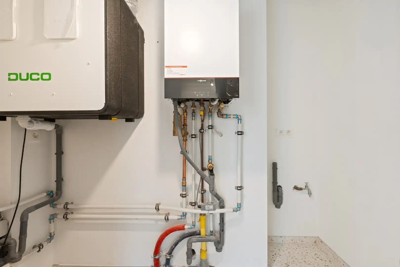 Appartement te koop in Oostende – hoge plafonds en karaktervolle architectuur nabij Achturenplein foto 13