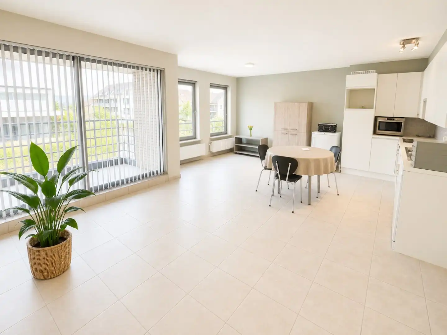 Lichtrijk en gunstig gelegen appartement met 2 slpk, terras en garage, Torhout foto 5
