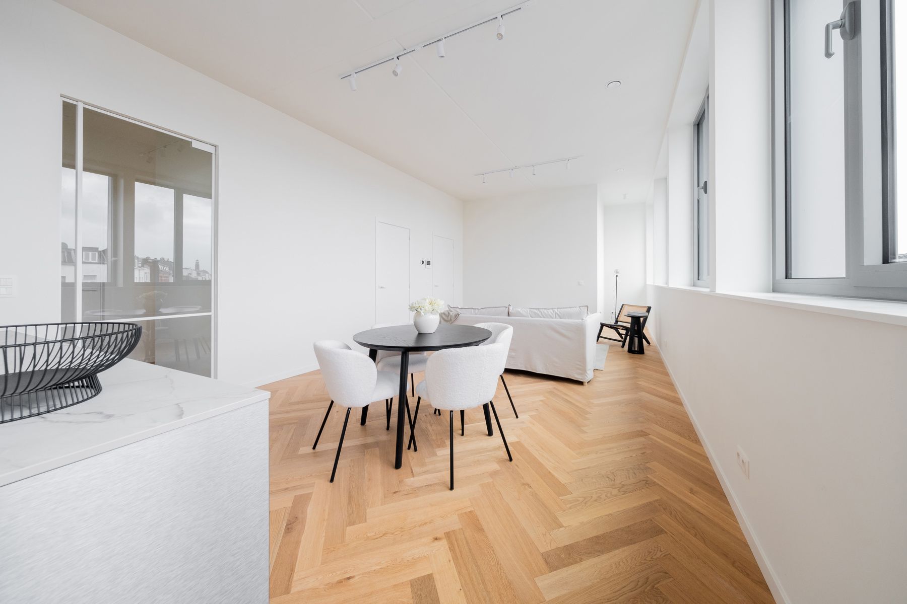 Gerenoveerd 2slpk appartement met terras super energiezuinig foto {{pictureIndex}}