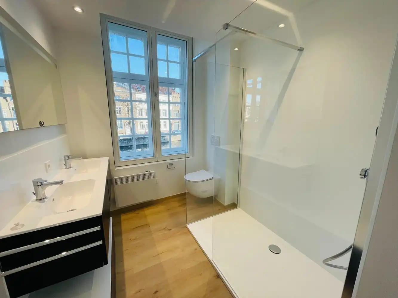 EXCLUSIEF WONEN in Brugge centrum, met zicht op de REIEN, ENERGIEZUINIG  TOTAAL GERENOVEERD BURGERSHUIS met 6 slaapkamers en, 3 nieuwe badkamers , stadspatio. foto 15
