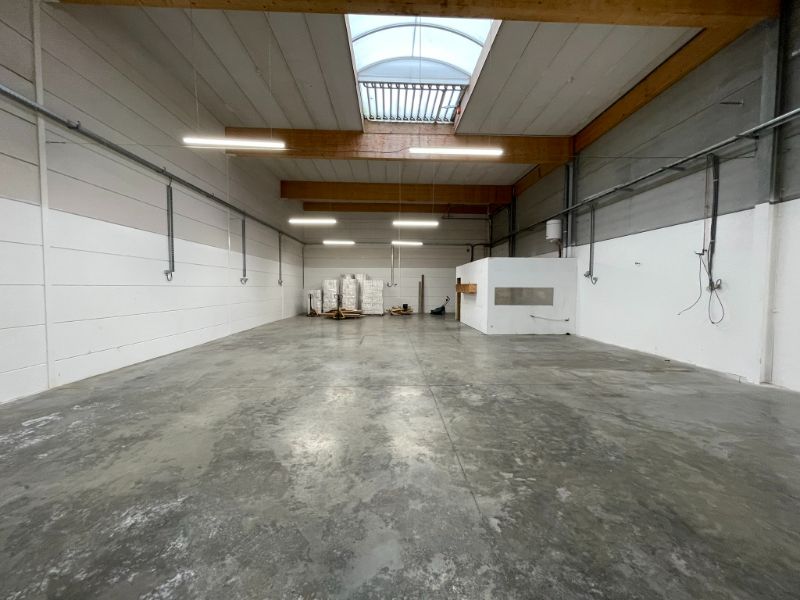 Recente KMO Unit van 250m² te huur in Zelzate foto 6