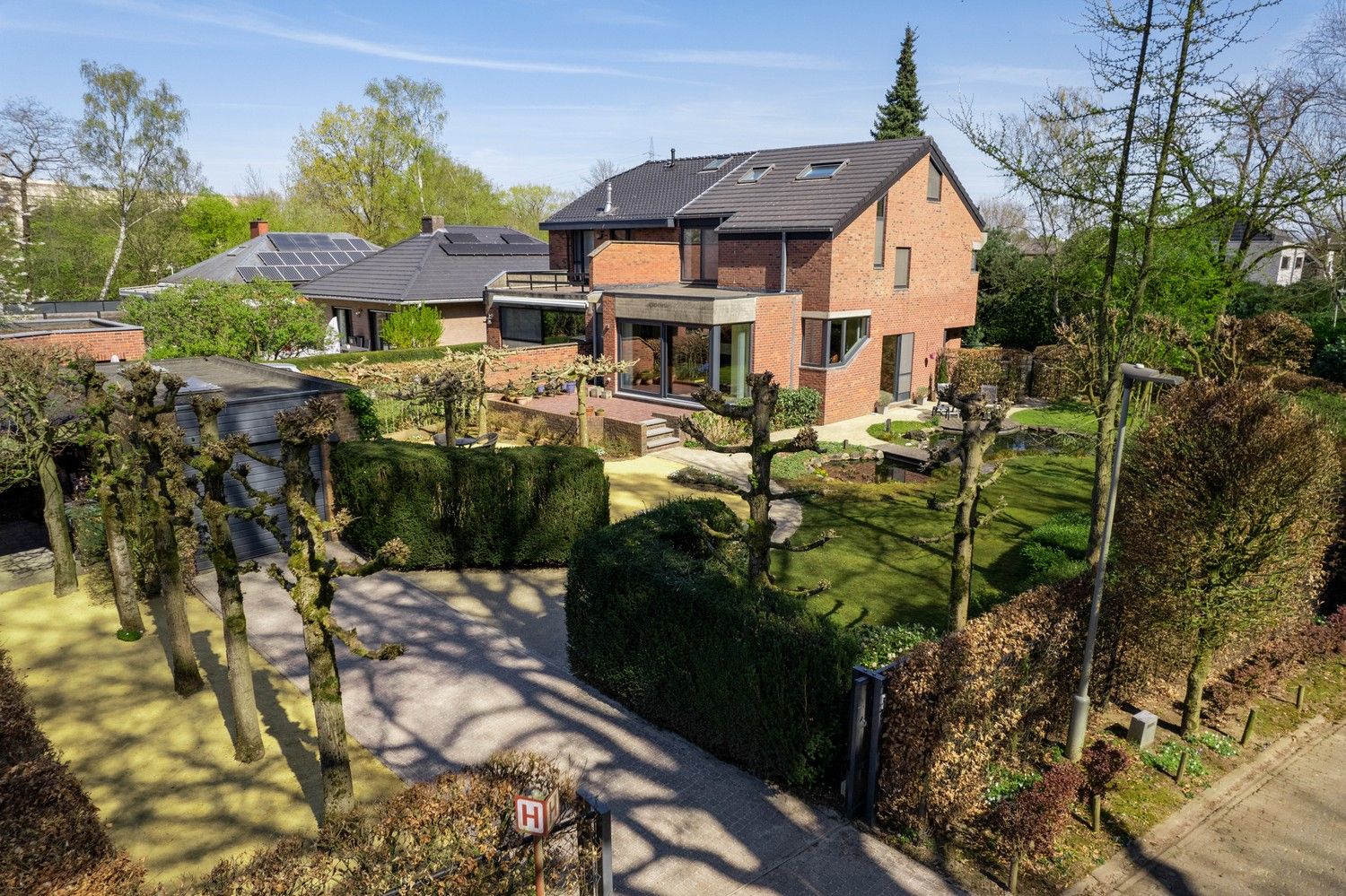 Unieke HOB met 4 SLPKS, grote tuin en garage in een doodlopende straat in Wijnegem! foto {{pictureIndex}}