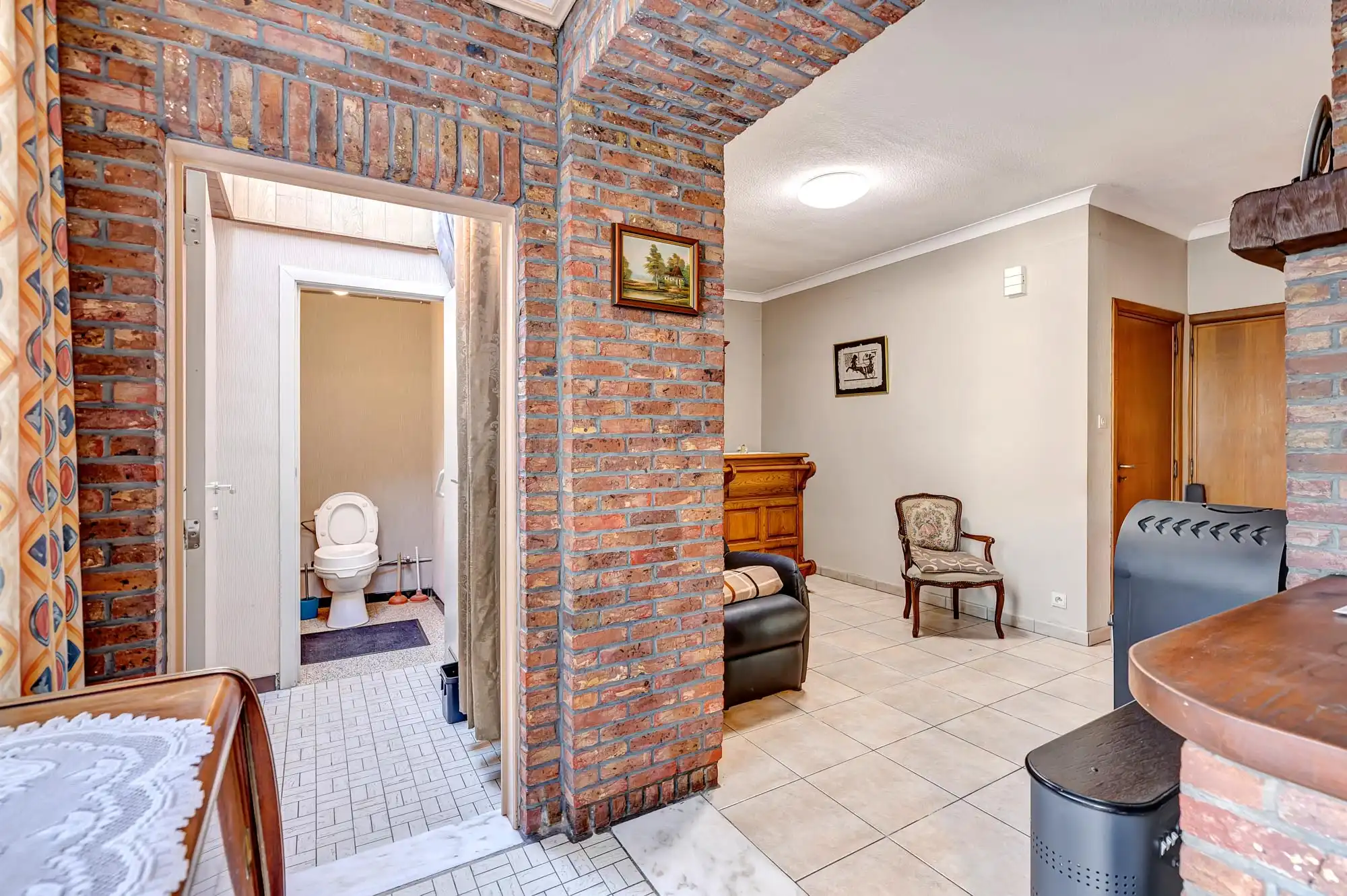 Rustig gelegen, goed onderhouden woning met twee garage's foto 10