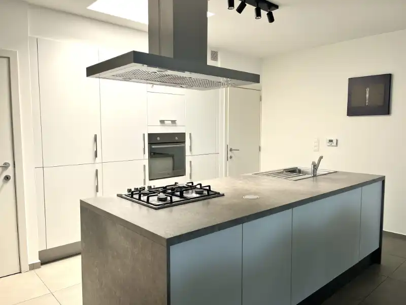 2 slaapkamer app met ruim terras en carport foto 5