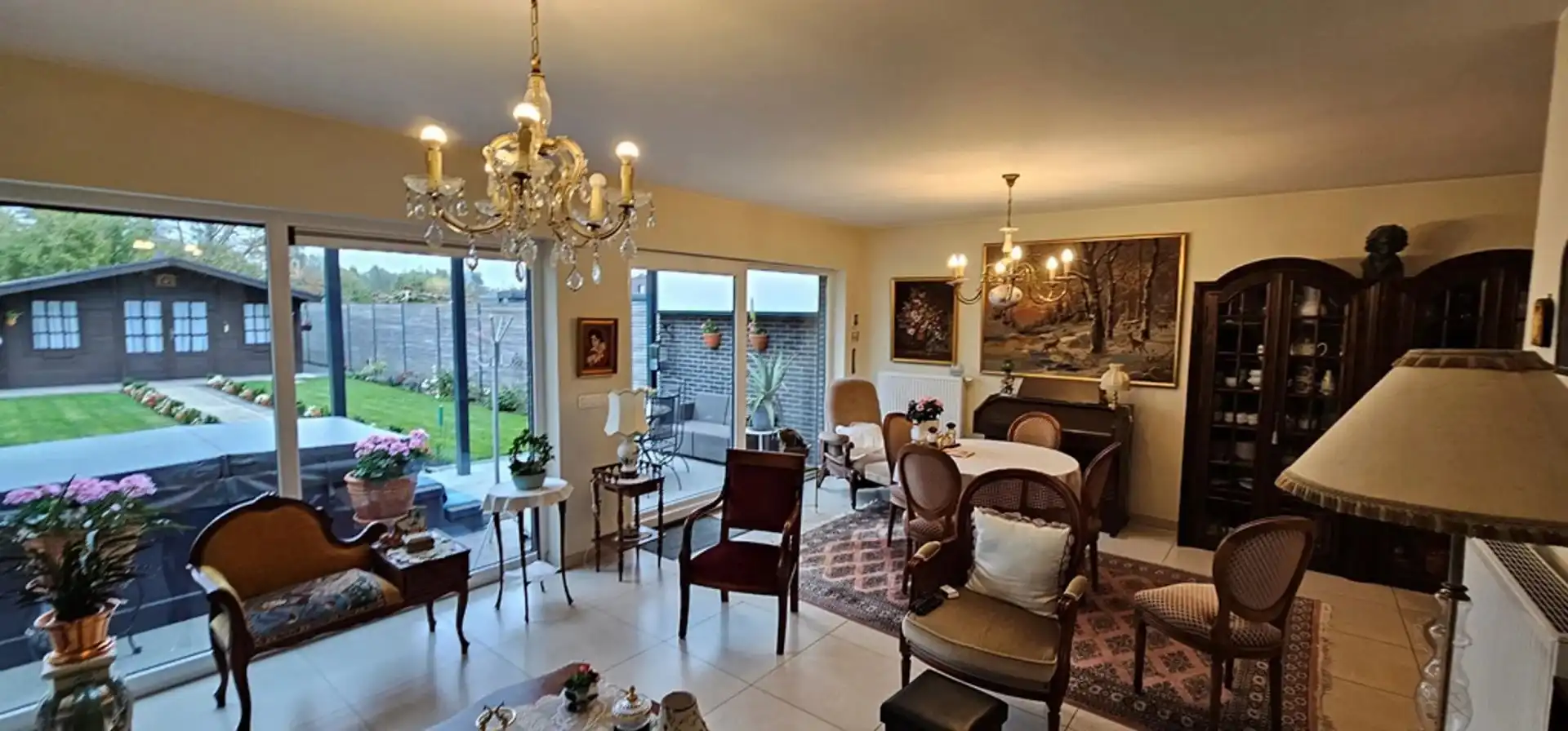 Ruime, recente, instapklare, energiezuinige half open bebouwing met degelijke en kwalitatieve afwerking en zonnepanelen, gelegen net buiten de grote ring van Hasselt. foto 7