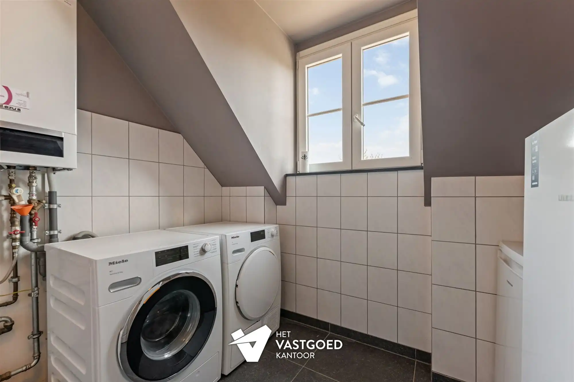 ZEER RUIM DUPLEX APPARTEMENT (158M²) MET 3 SLAAPKAMERS EN ONDERGRONDSE STAANPLAATS MET BERGING TE TESSENDERLO foto 15