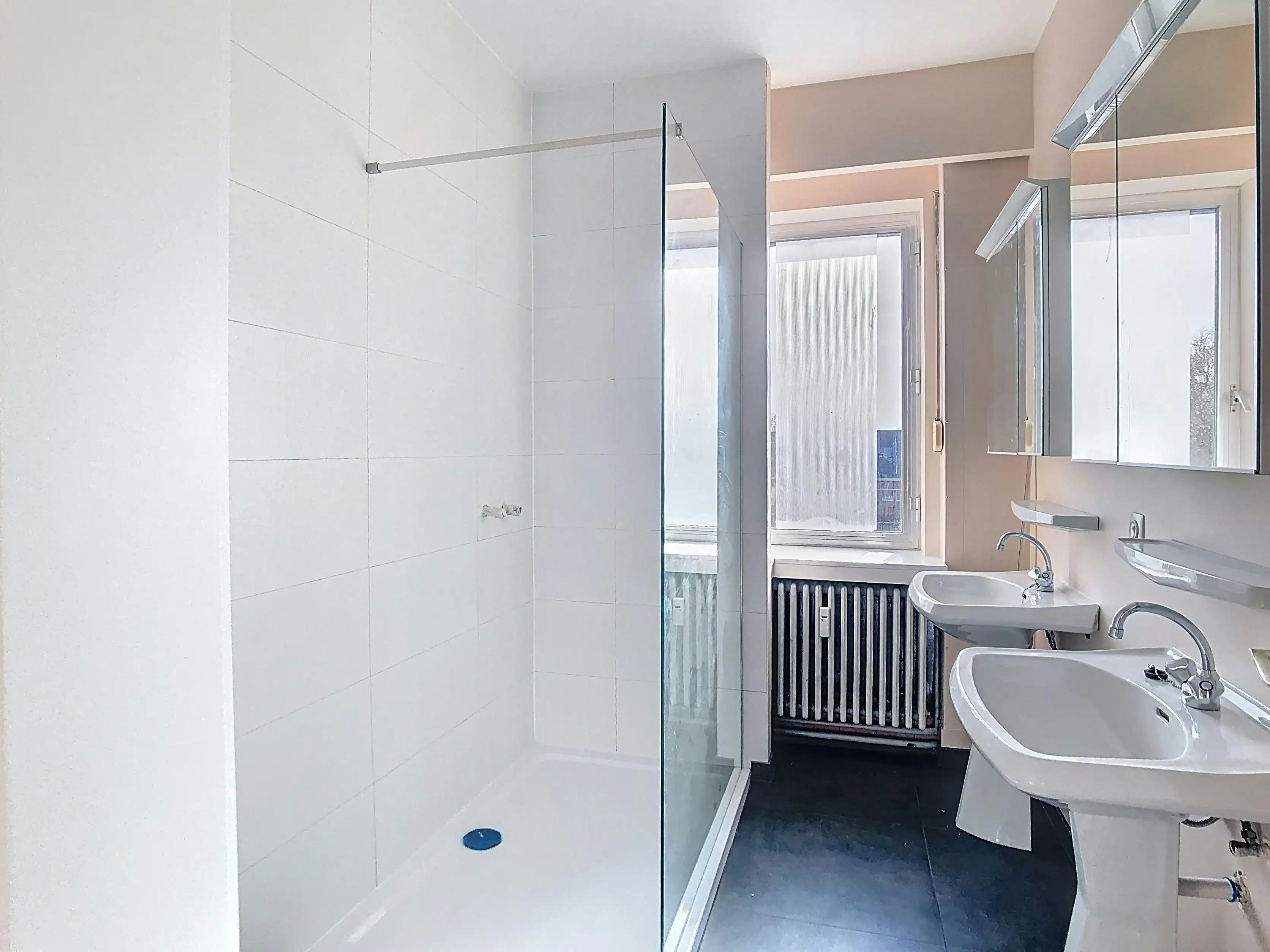 Lichtrijk en centraal gelegen ruim appartement met garage foto 8