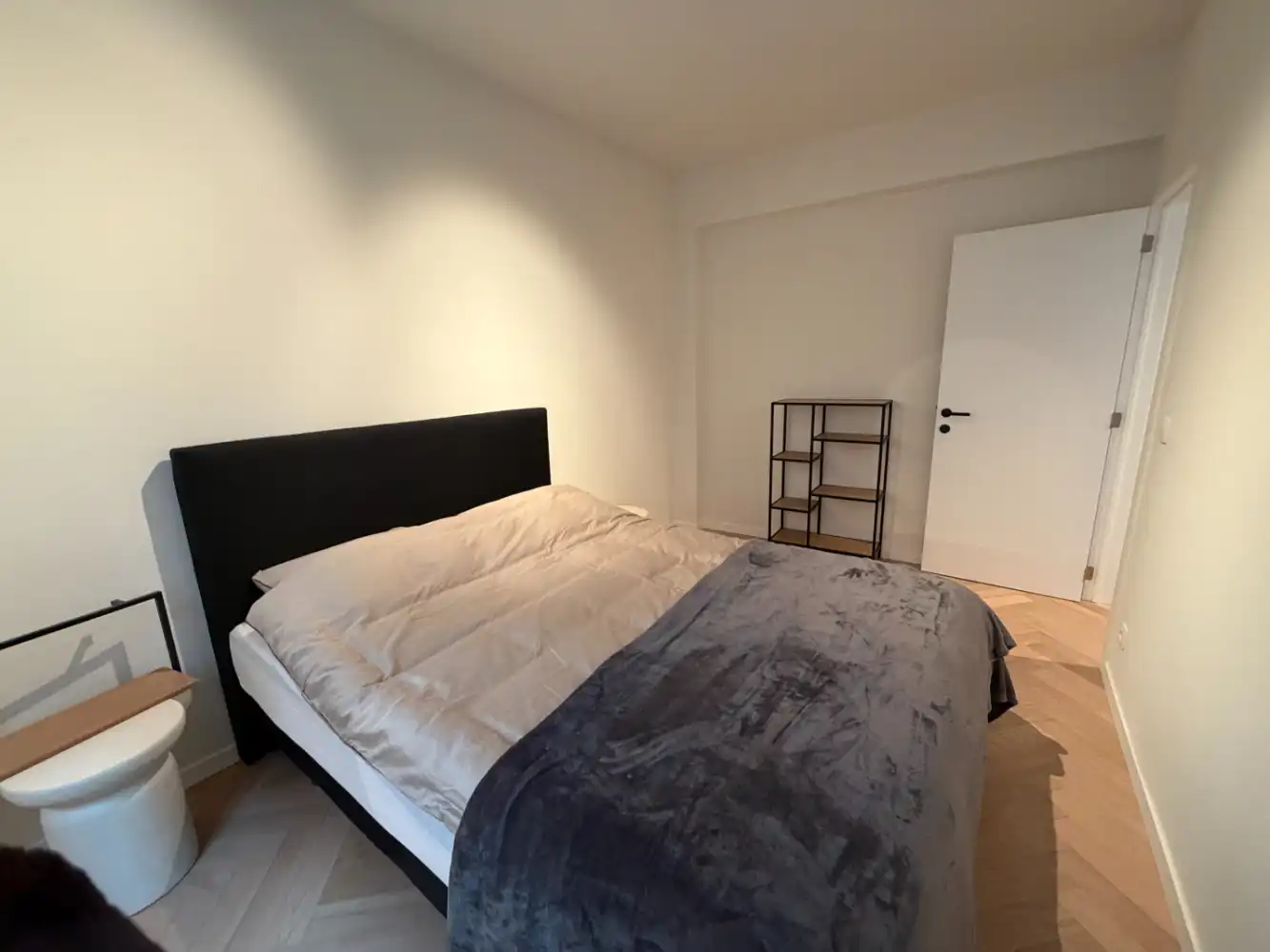 Volledig gerenoveerd appartement met twee slaapkamers. Dit instapklaar appartement wordt gemeubeld verhuurd. foto 10