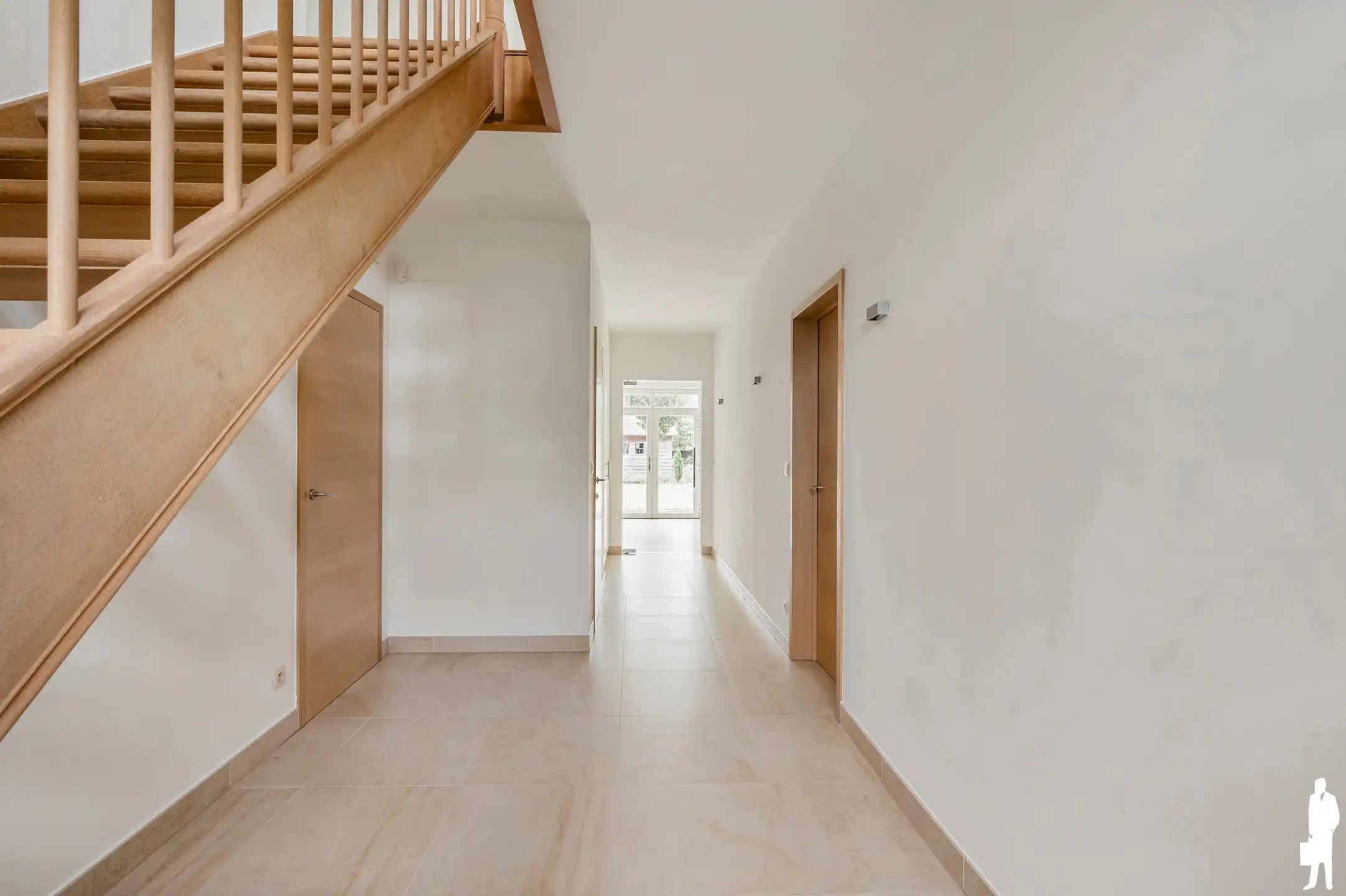 Goed onderhouden woning met 5 slaapkamers, 2 badkamers en een tuin centraal gelegen in Stabroek foto 2
