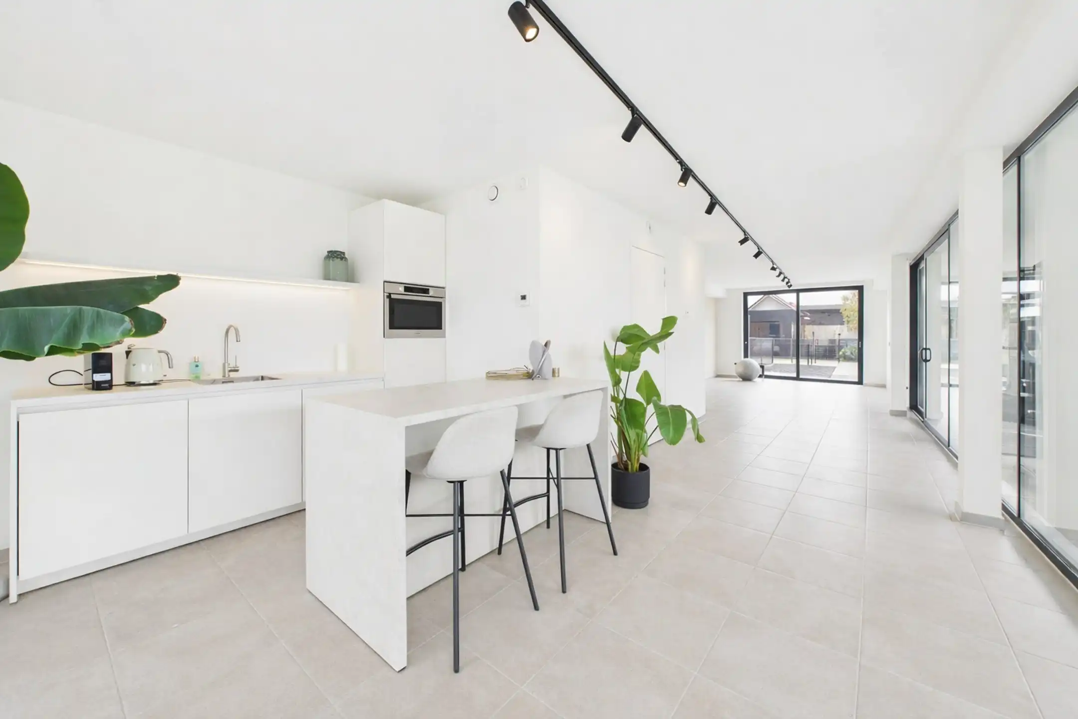 Handelsruimte van ca 60 m² met parking en tuin in Poppel. foto {{pictureIndex}}