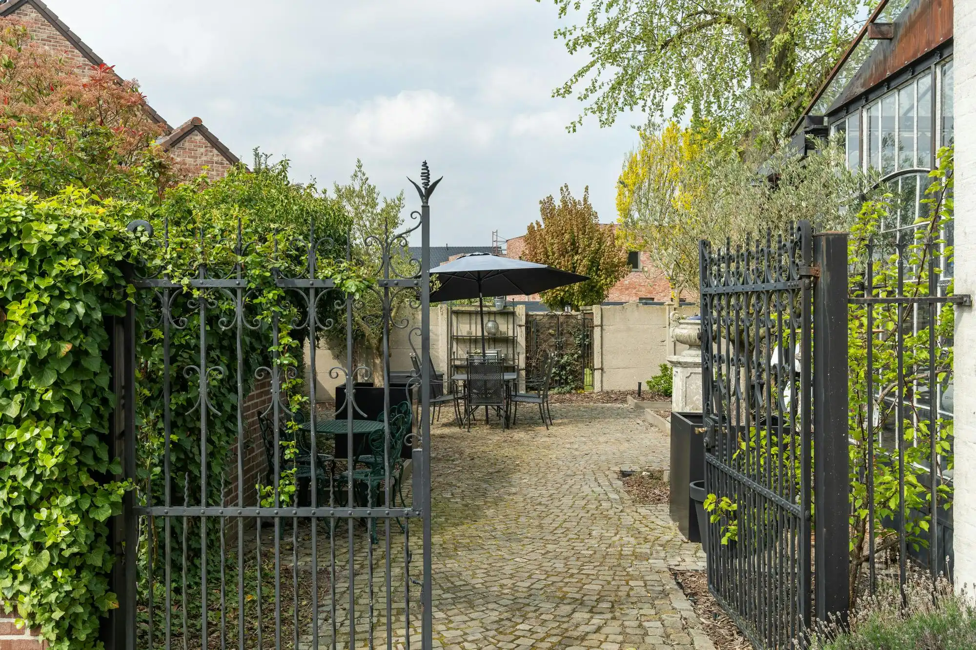 Karaktervol herenhuis met prachtige authentieke elementen te koop in Opglabbeek foto 18