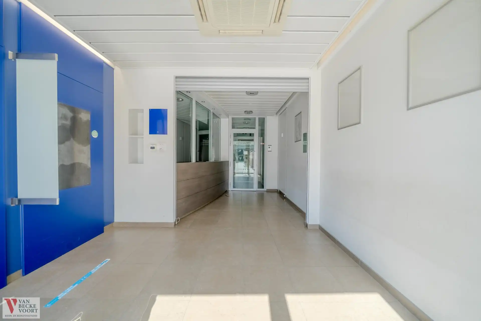 Handelsgelijkvloers 217m² + 6 autostandplaatsen foto 2