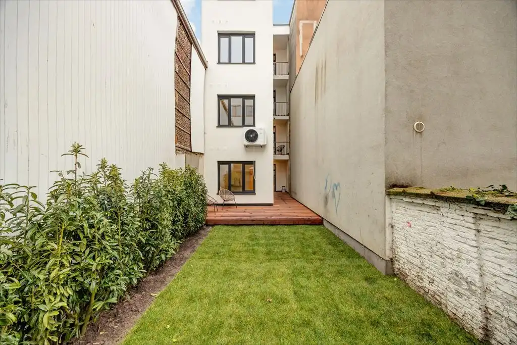 Gerenoveerd gelijkvloers appartement met grote tuin foto 7