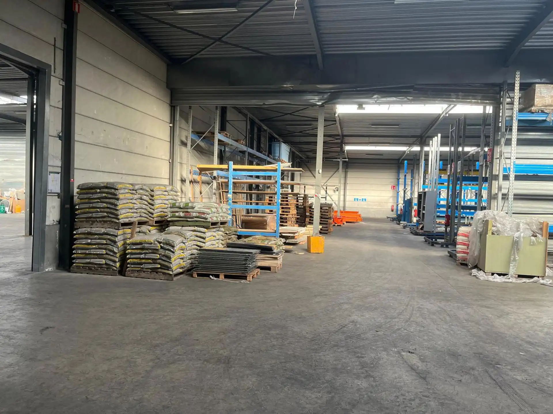 Magazijn ca.2.700m² met los- en laadzone te Merksem. foto 12