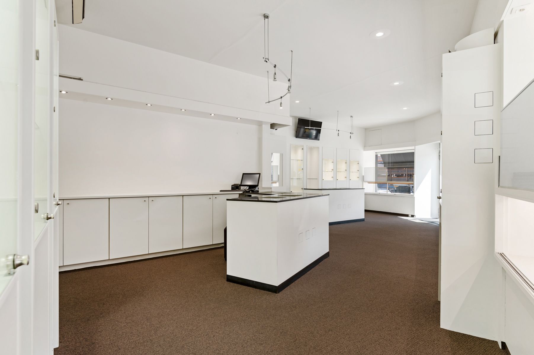 Zeer ruim handelshuis op top locatie in Merksem foto 3