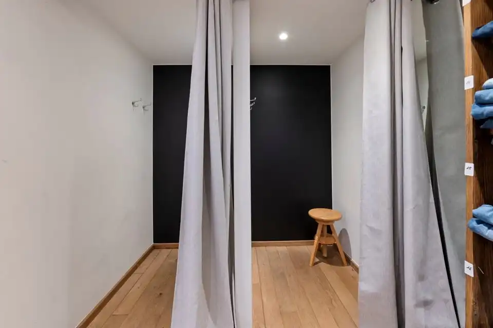 KNAP HANDELSPAND MET TWEE APART VERHUURDE APPARTEMENTEN IN HET CENTRUM VAN SINT-TRUIDEN foto 14