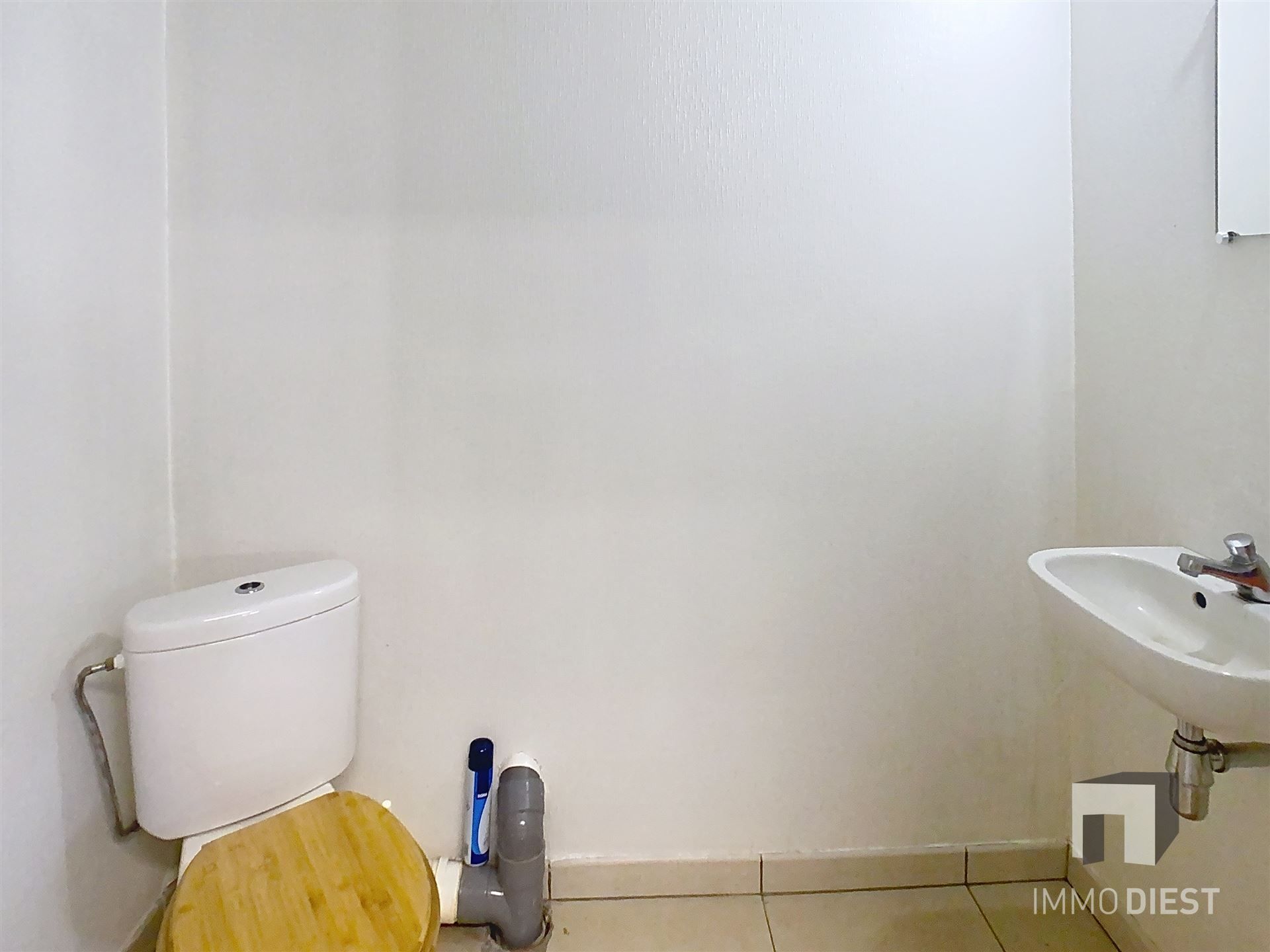 Industrieel gebouw met magazijnen en burelen foto 9