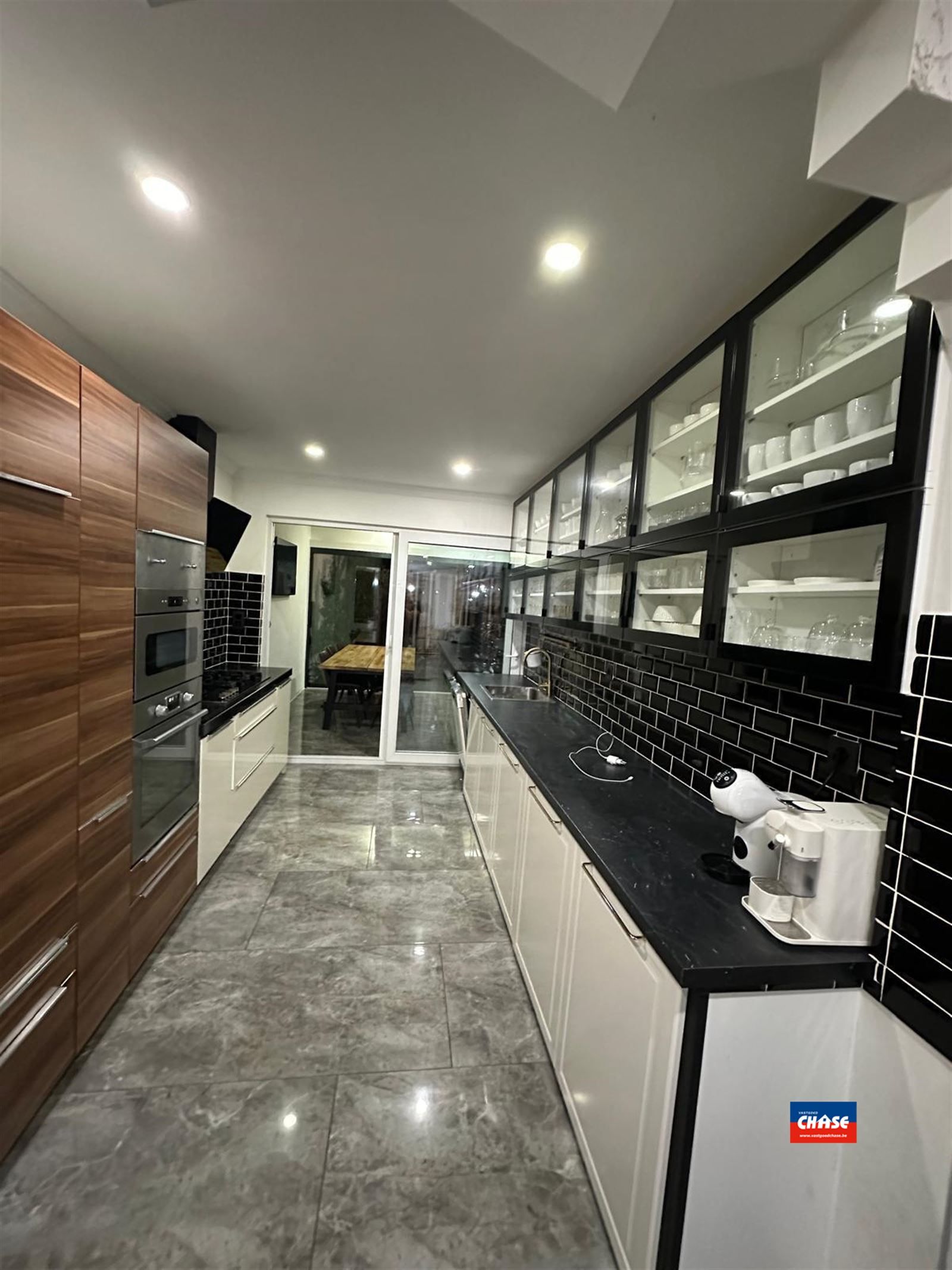Gerenoveerde rijwoning met 2 slaapkamers en stadstuin foto 3