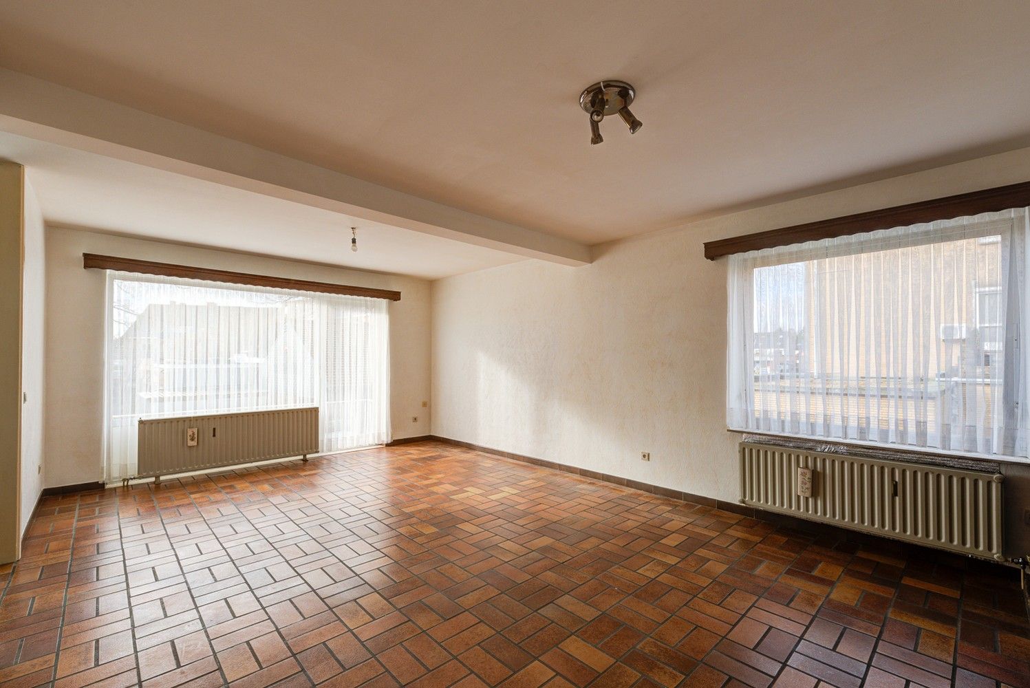 VERZORGD APPARTEMENT MET 3 SLAAPKAMERS, RUIM TERRAS EN AUTOSTAANPLAATS NABIJ HET CENTRUM VAN BILZEN foto 3
