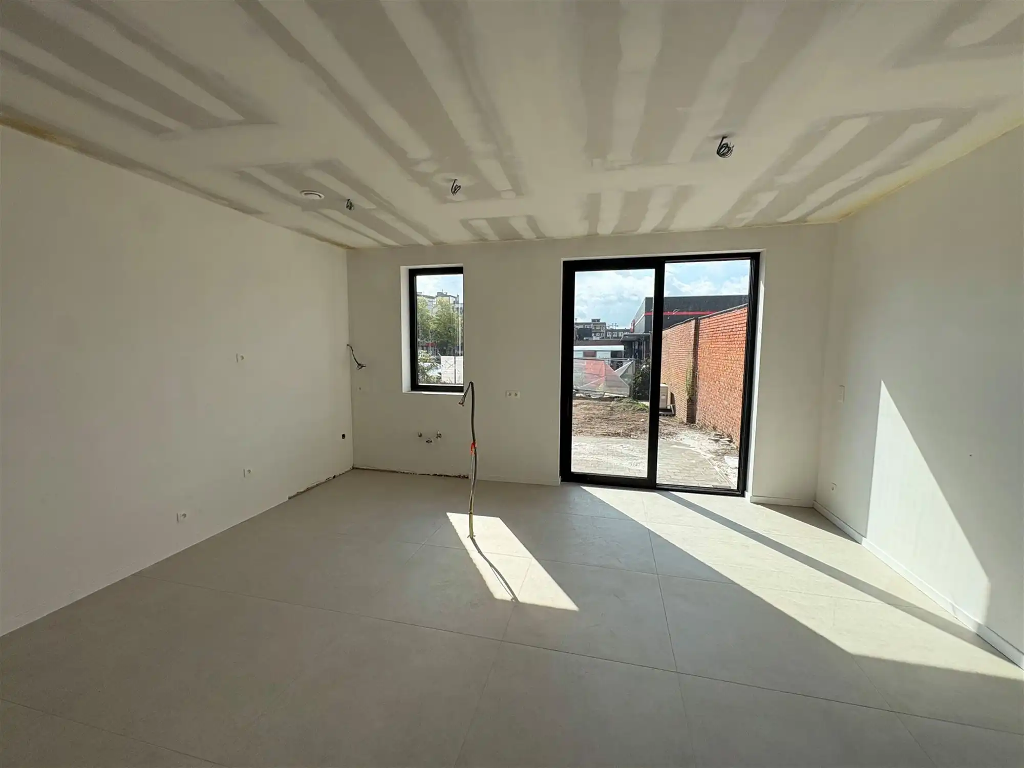 Nieuwbouwappartement met 1 slaapkamer en grote tuin. foto 8