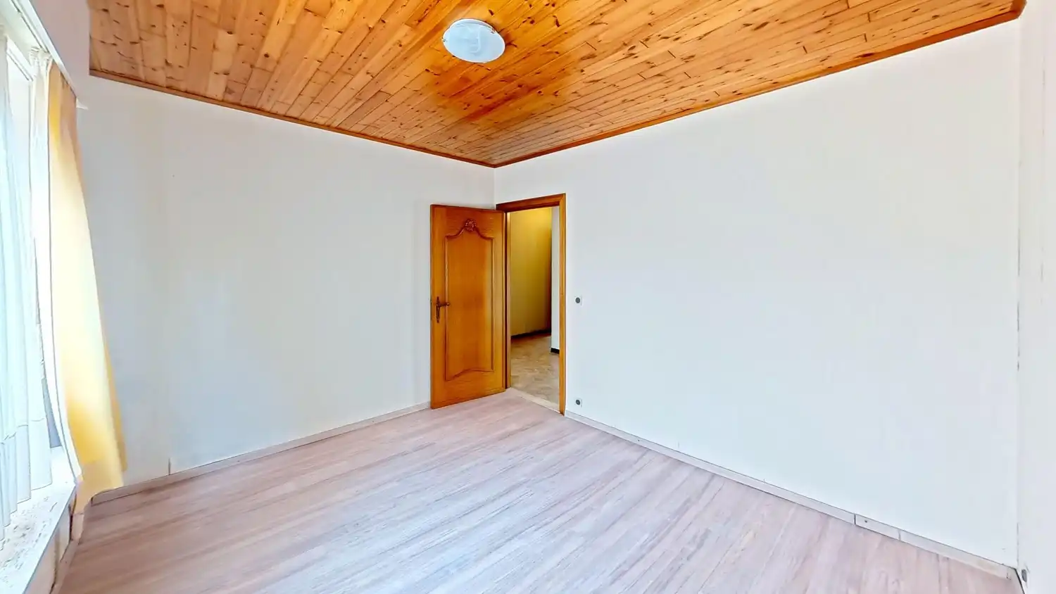 Centraal gelegen woning met veel potentieel op mooi perceel! foto 10
