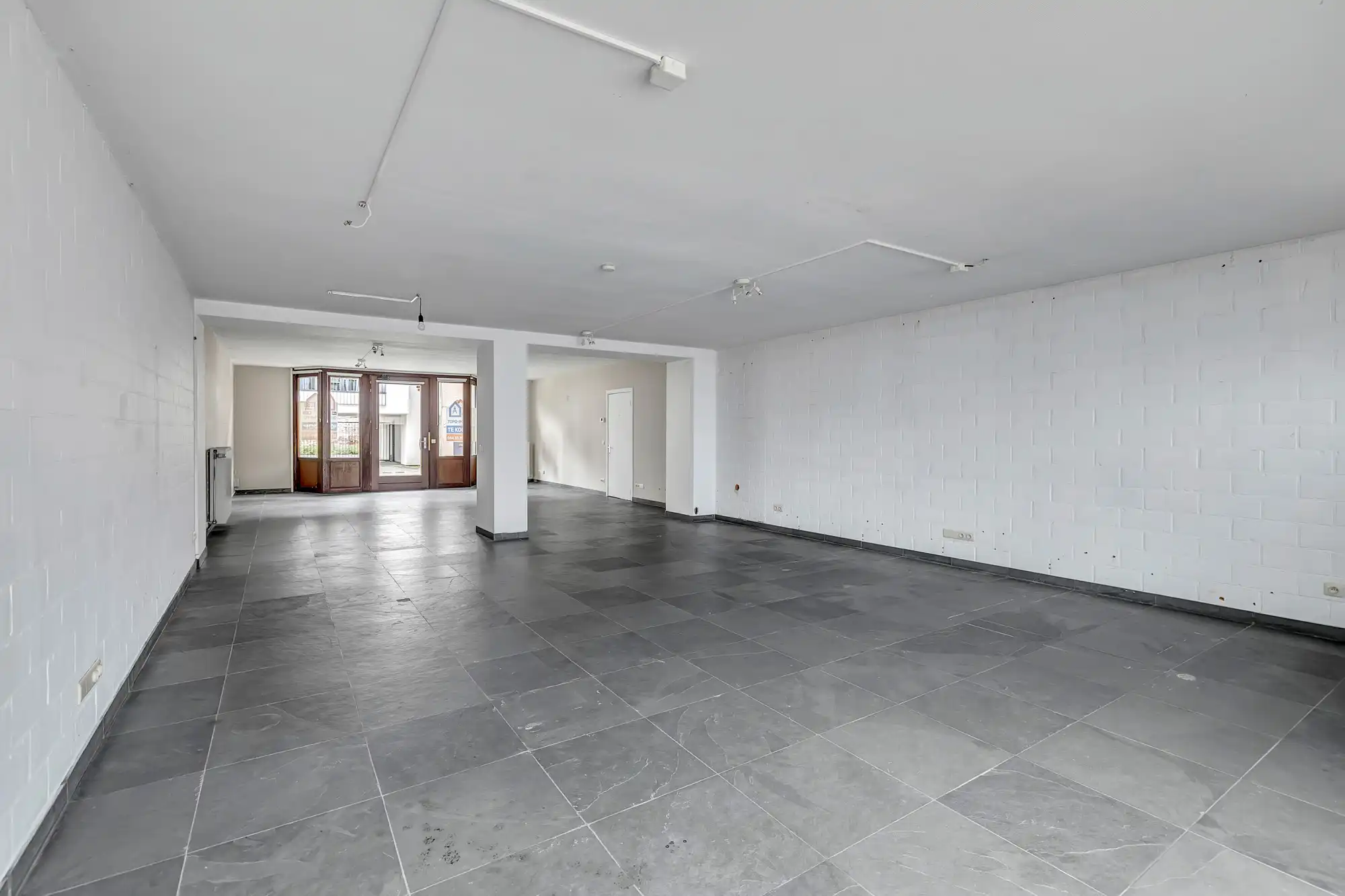 Veelzijdige handelsruimte op centrale ligging met garagebox foto 6