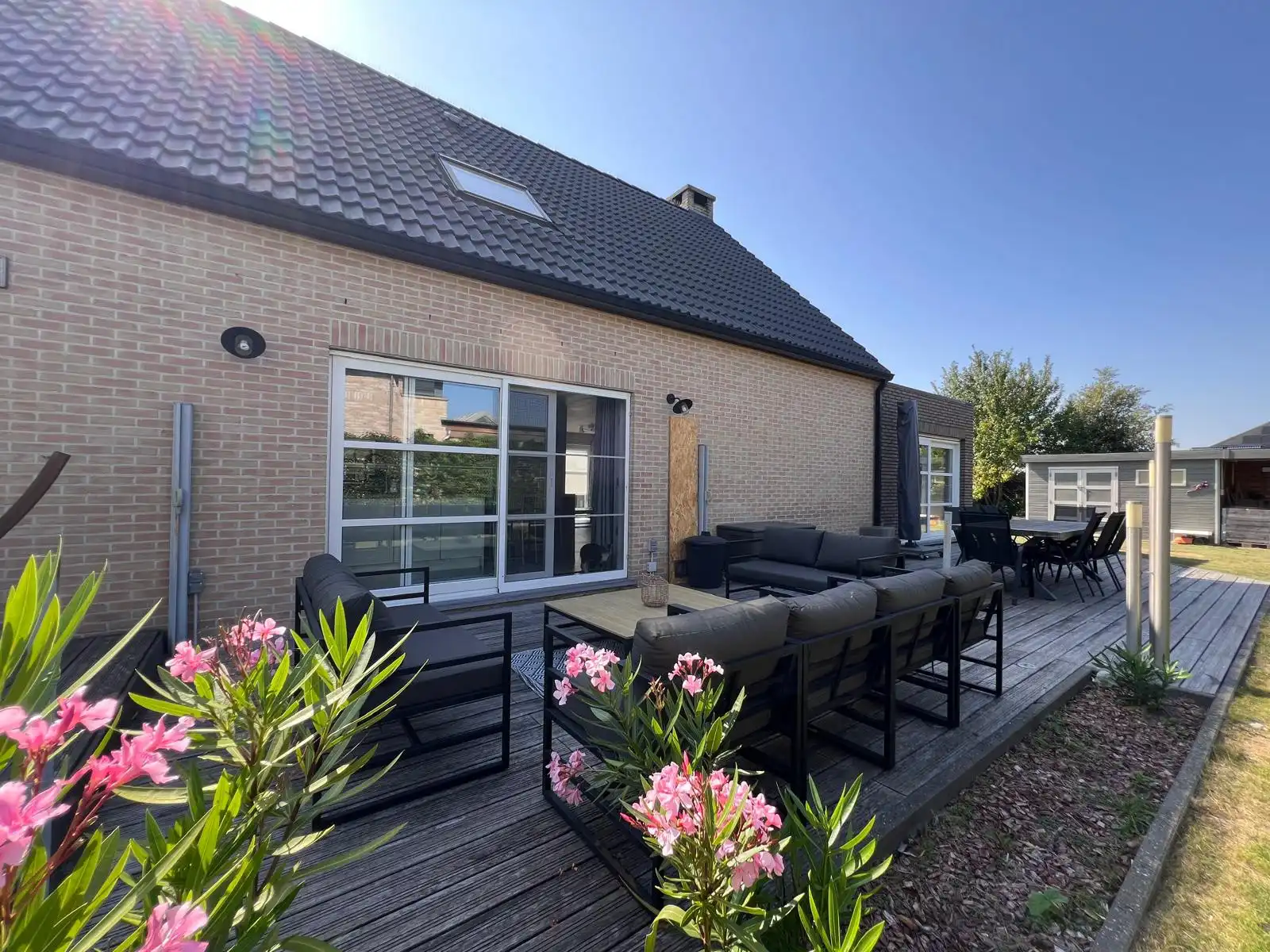 Ruime hedendaagse villa met zwembad in een gegeerde residentiële omgeving foto 23