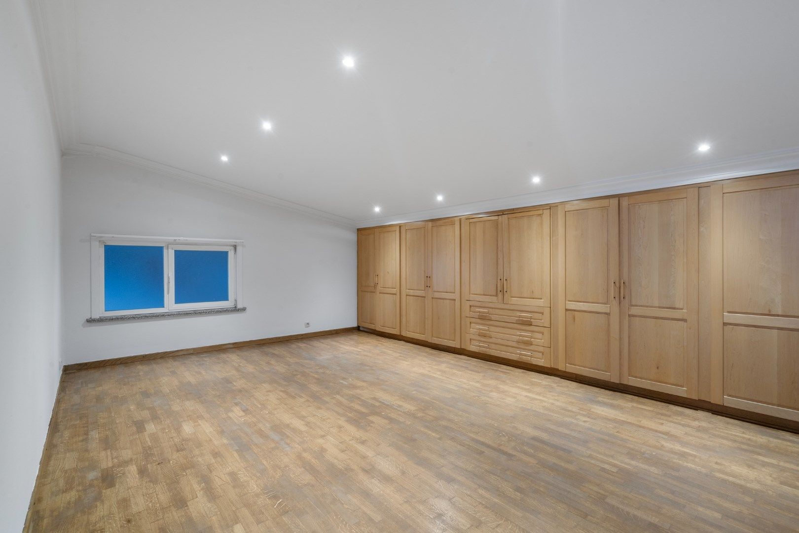 Magazijn met kantoren en conciërgewoning foto 15