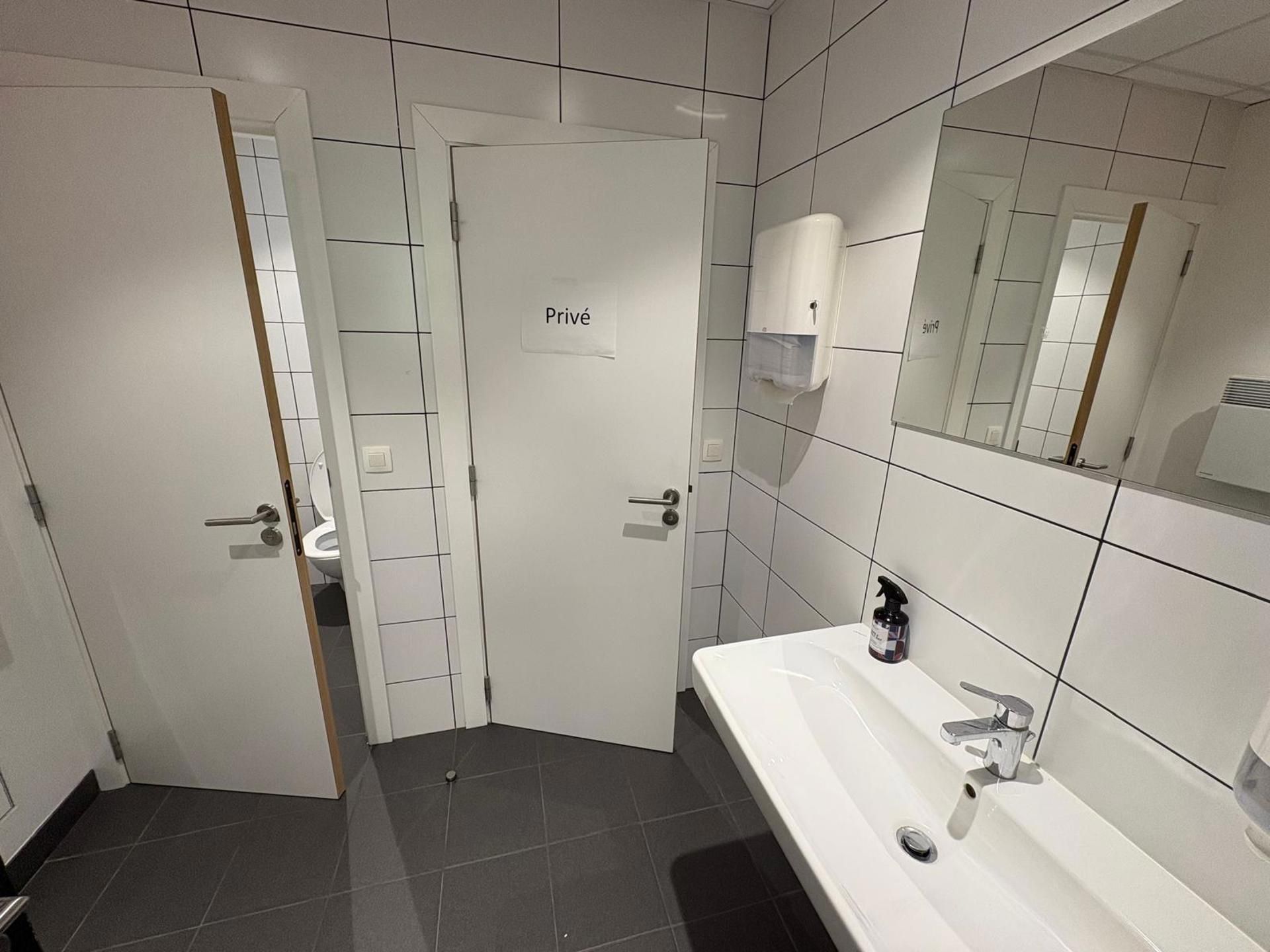 Moderne kantoorruimte van 175 m² met 6 parkeerplaatsen. foto 8