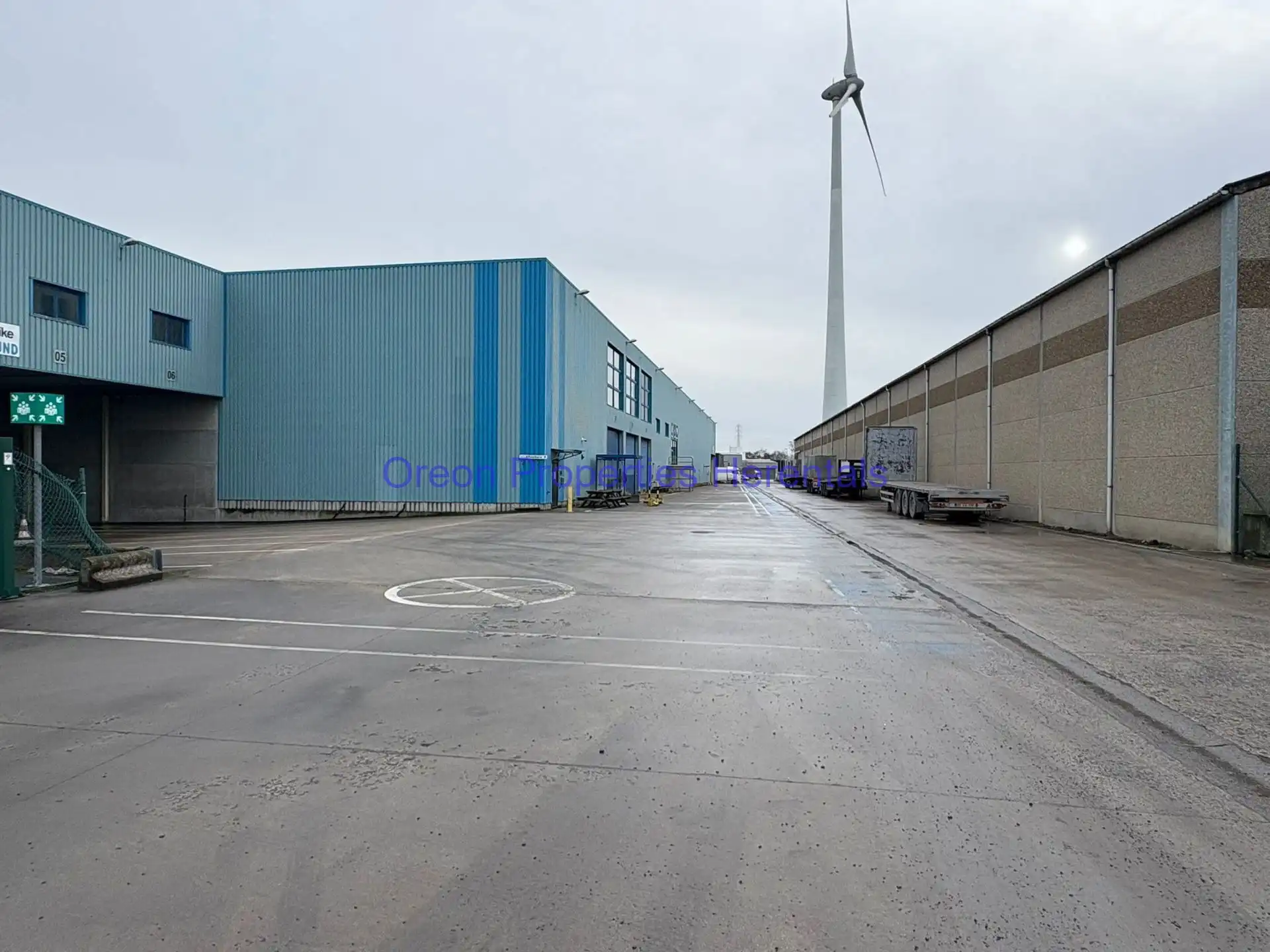 Hoge magazijnruimte van 5.400m² met hoogtes van  ca. 9m en ca. 14m foto 15