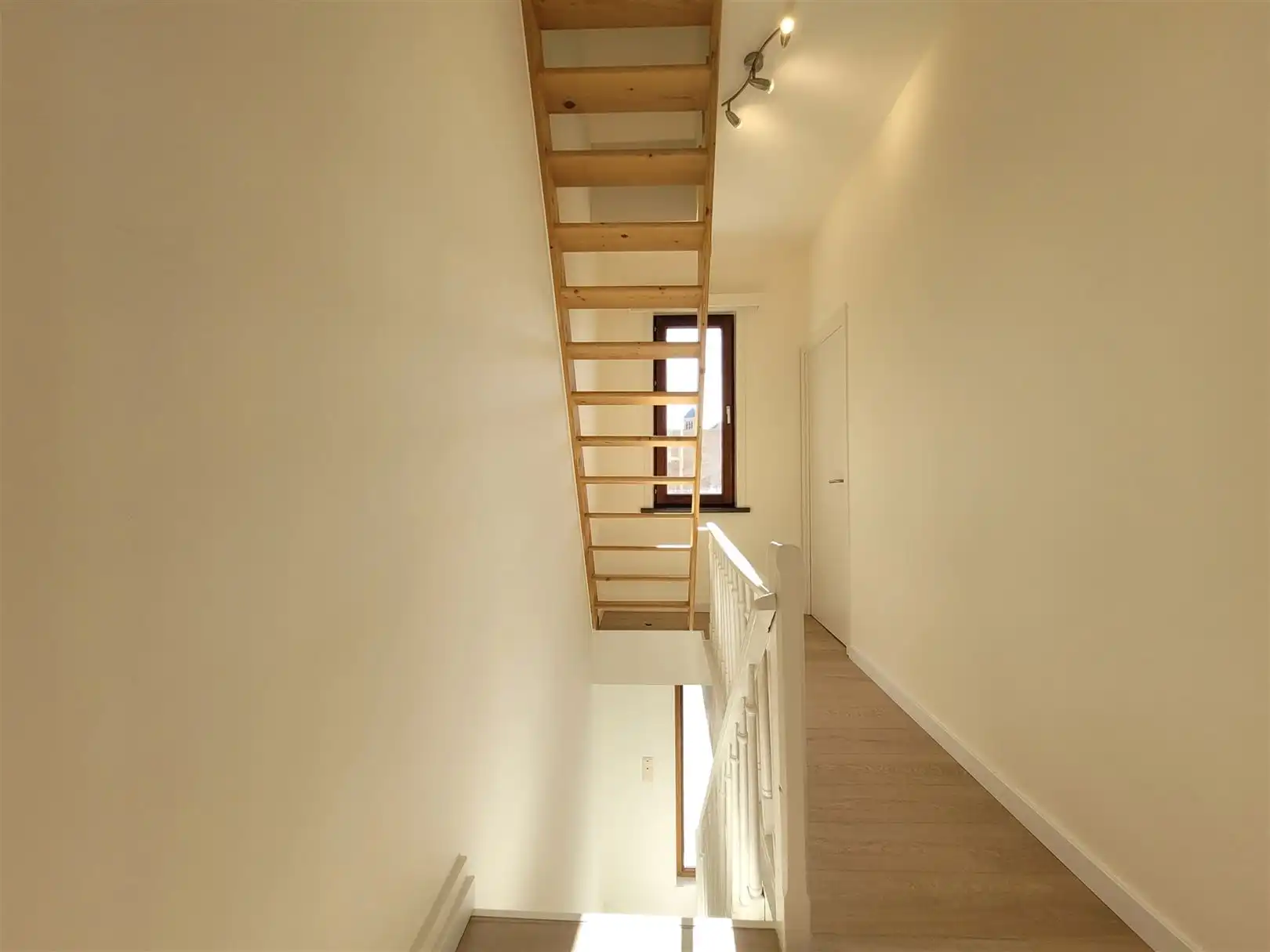 Gerenoveerde woning met zonnige tuin foto 21