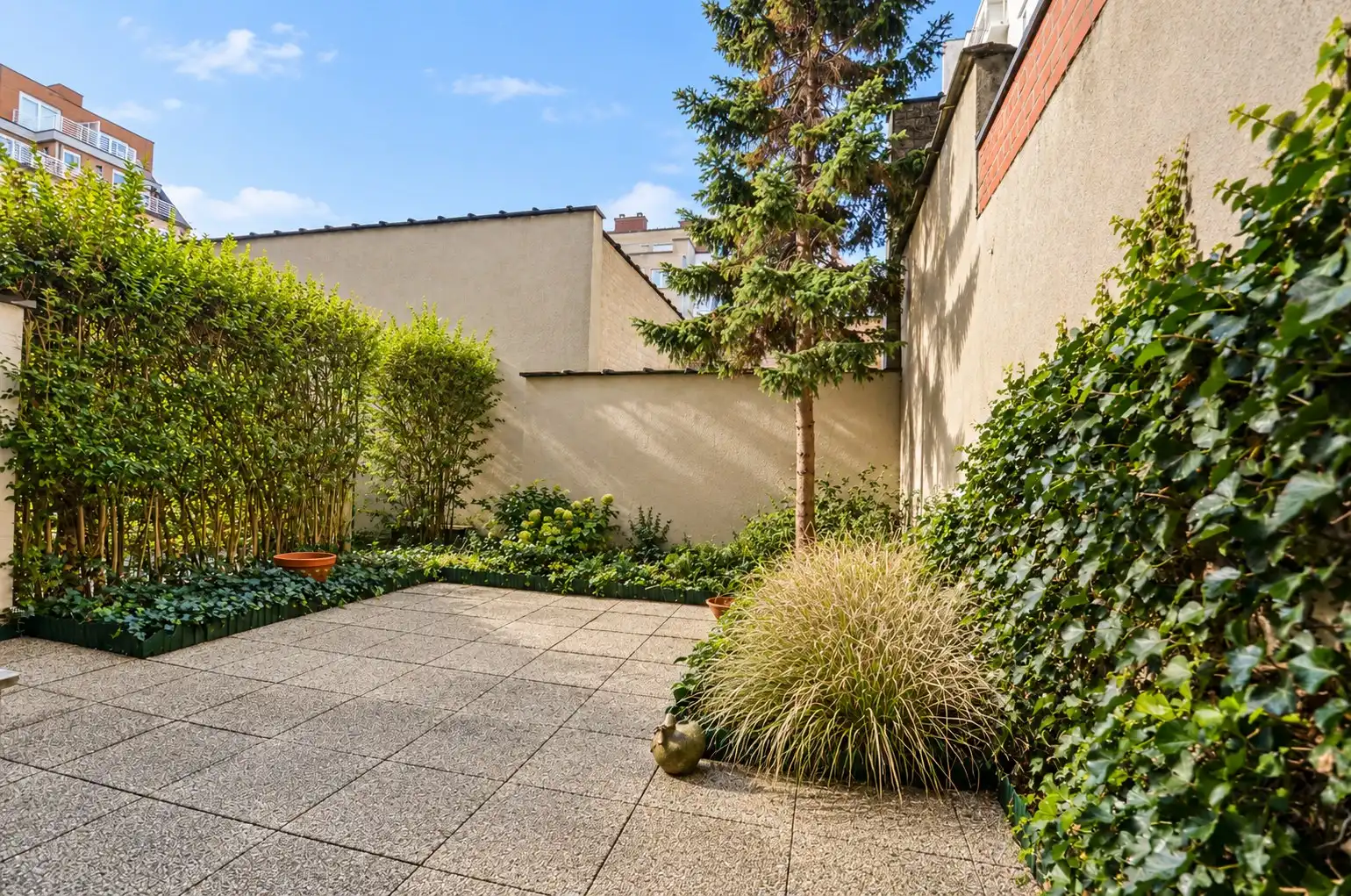 Exclusief: aangenaam tuinappartement met ruim zonnig terras, uitstekend gelegen nabij het Driehoeksplein. foto 2