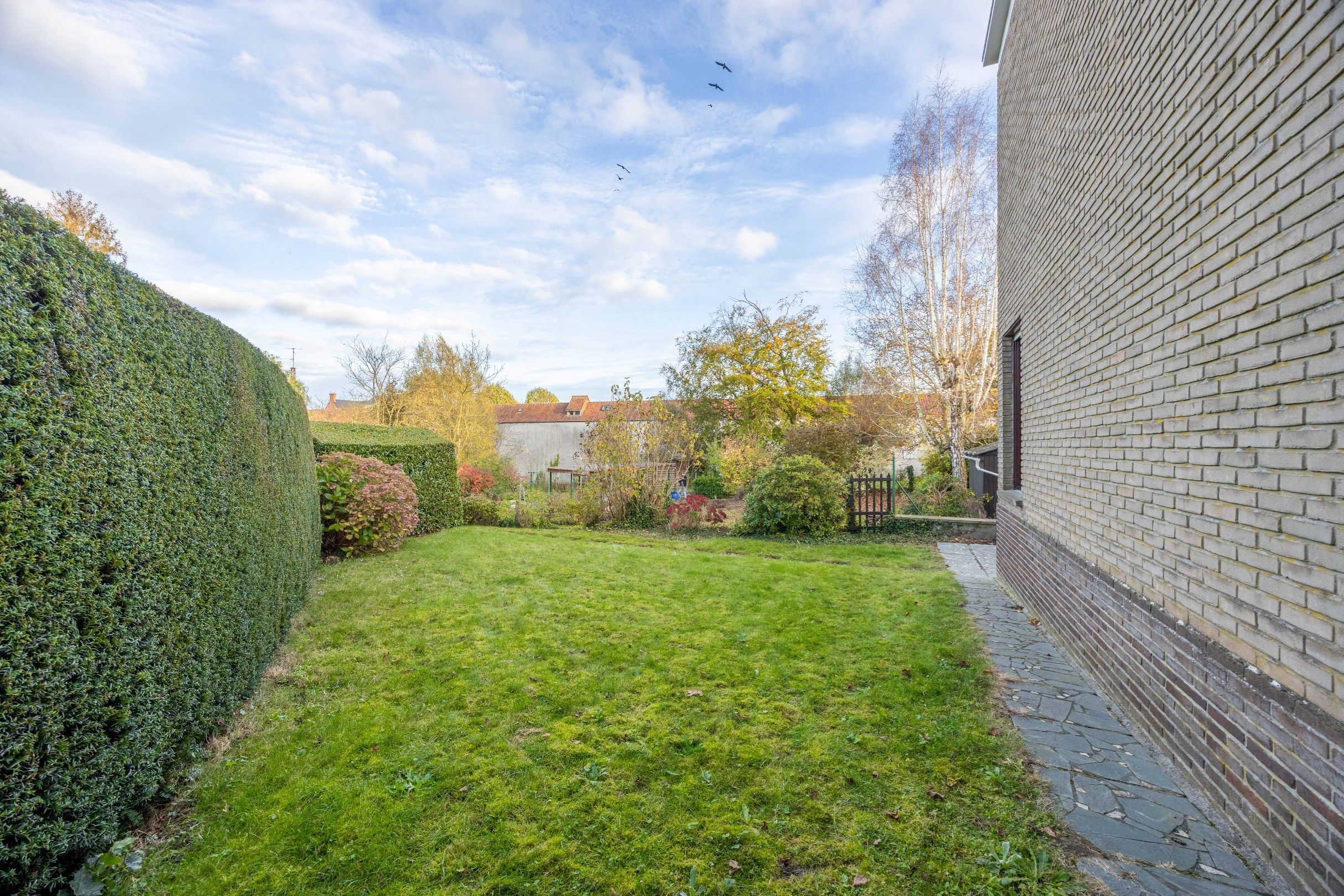 TE RENOVEREN ALLEENSTAANDE WONING MET GARAGE foto 9