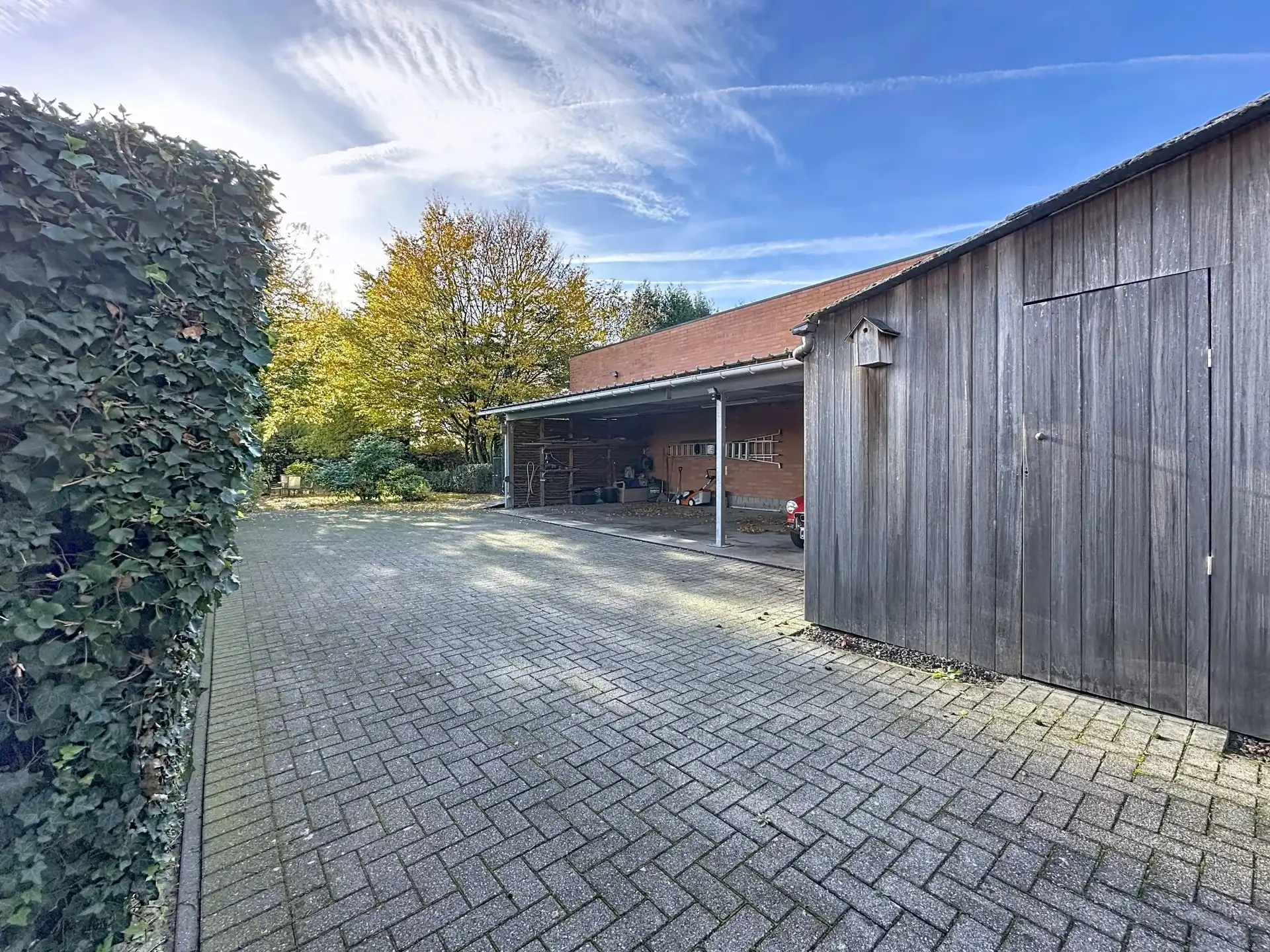 Zeer ruim en luxueus appartement met 2 slaapkamers, terras, tuin en overdekte staanplaats. foto 30