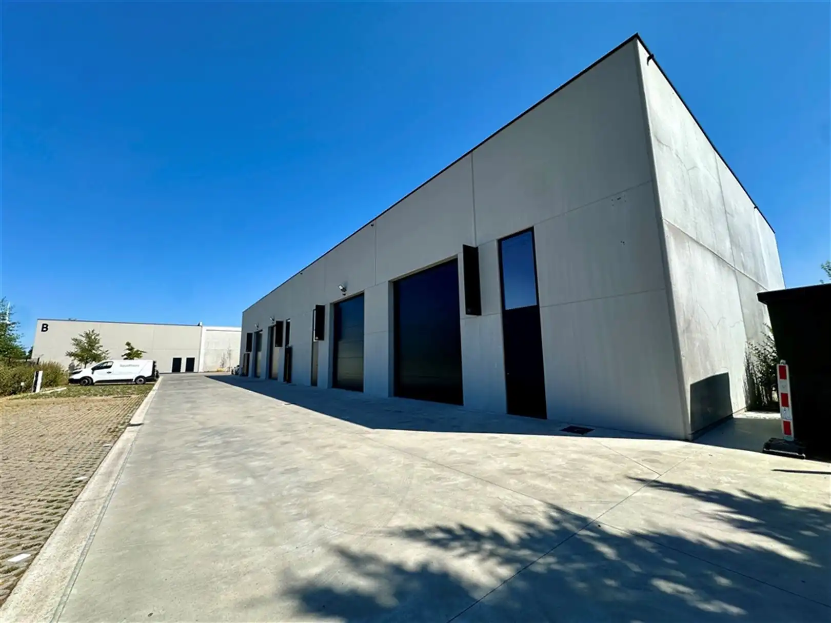 KMO-units met high-end kantoor/showroom in Zwevegem foto 3