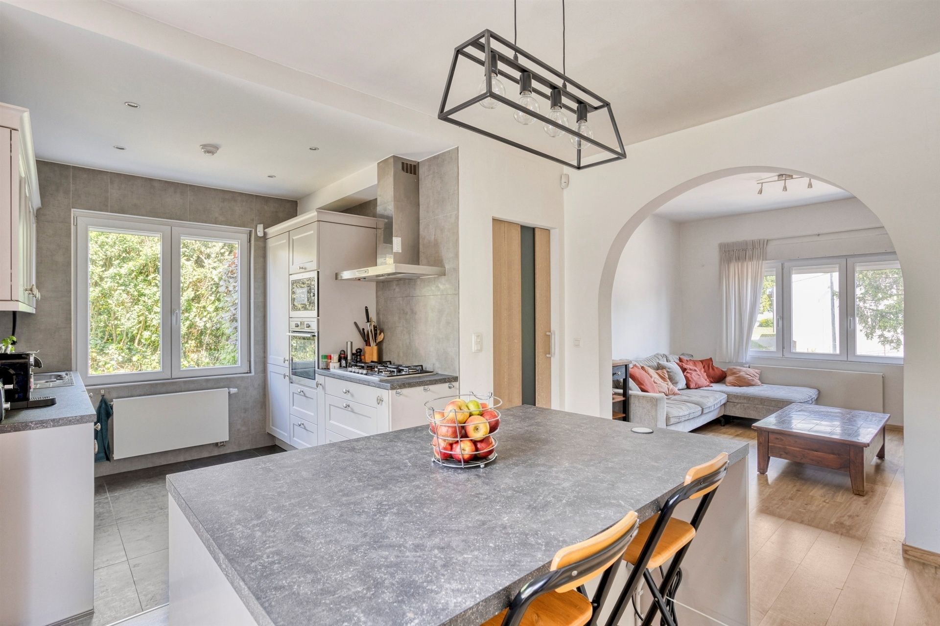 Gerenoveerde woning met 3 kamers en ZW-gerichte tuin foto 6