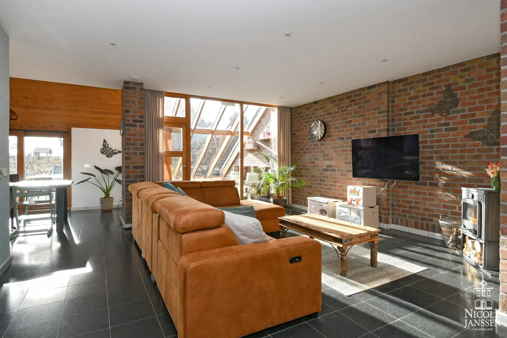 Bijzonder energiezuinige halfvrijstaande woning met diepe tuin foto 4