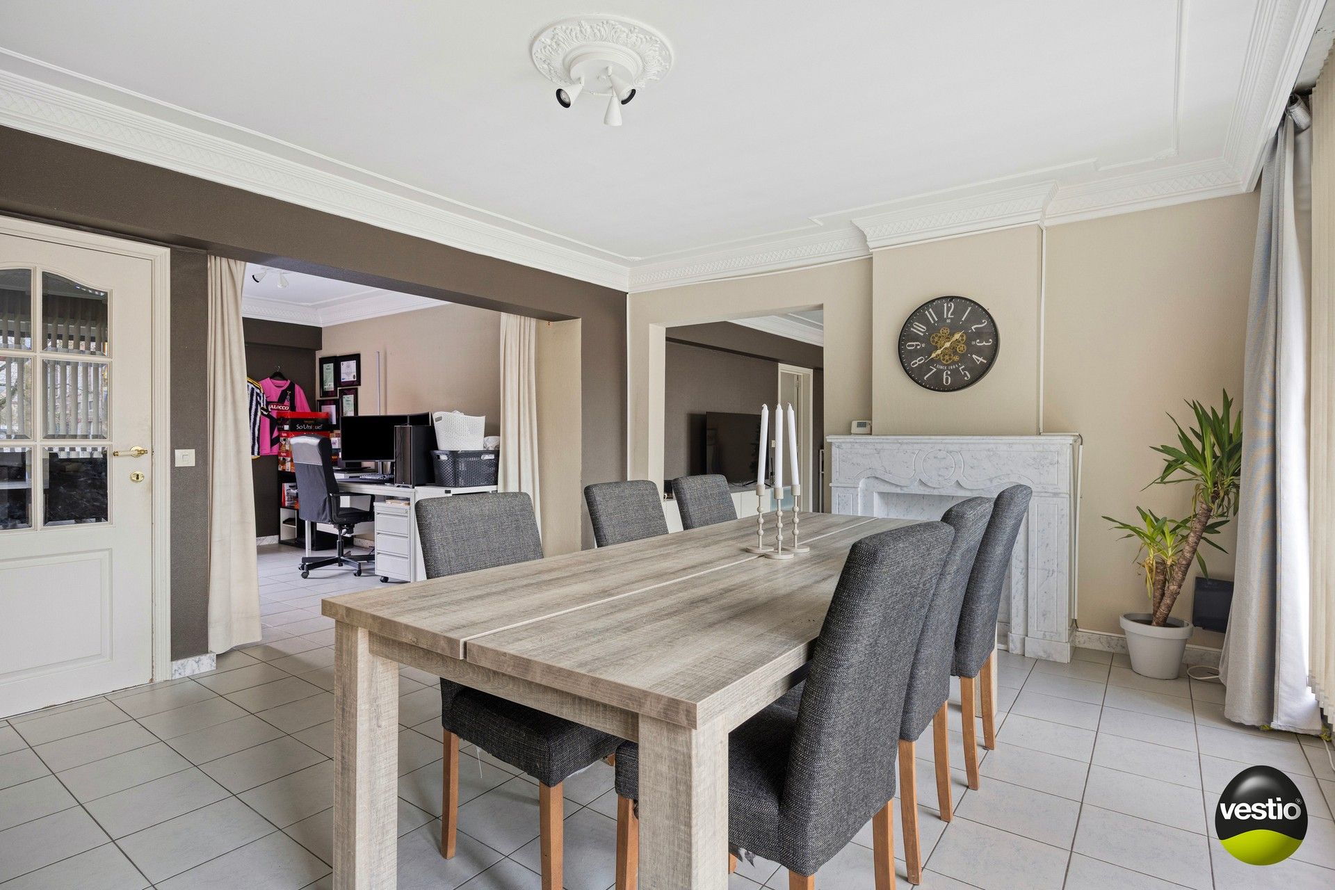 Handelshuis met absolute topligging en verhuurd bovenliggend appartement in hartje Alken. foto 11