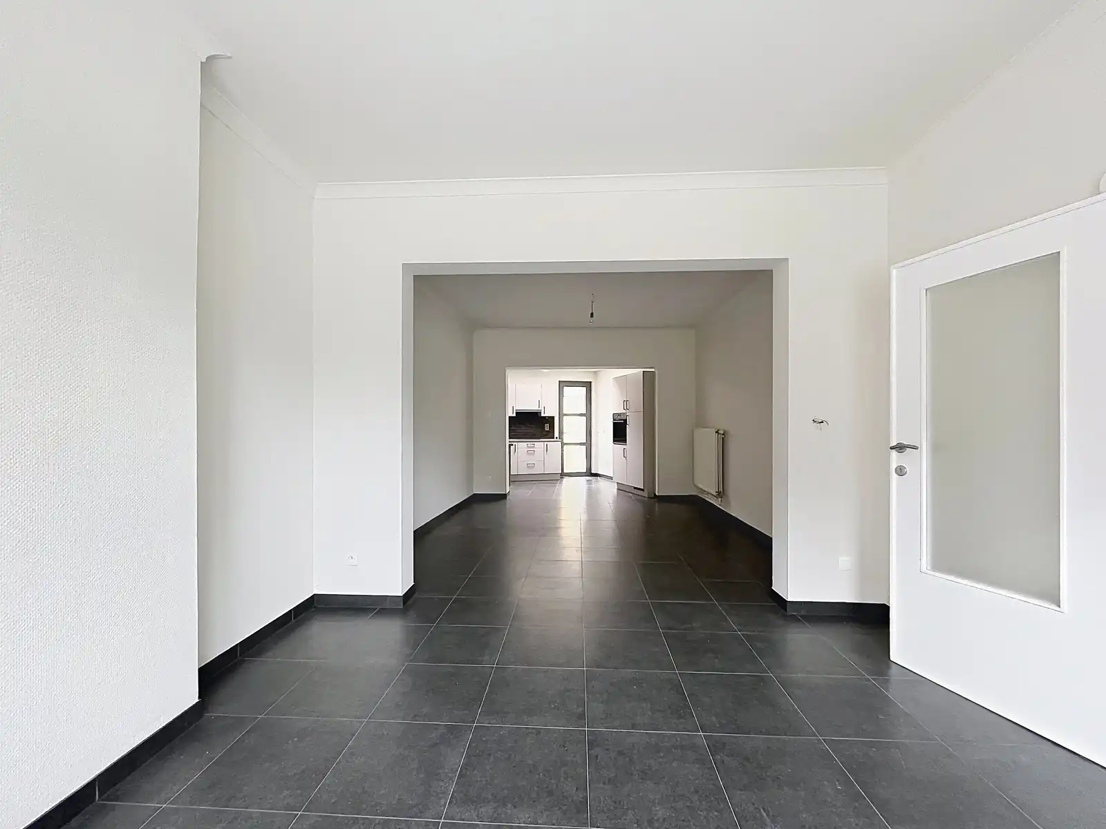 Rijwoning met 3 slpks en koer nabij het centrum foto 4